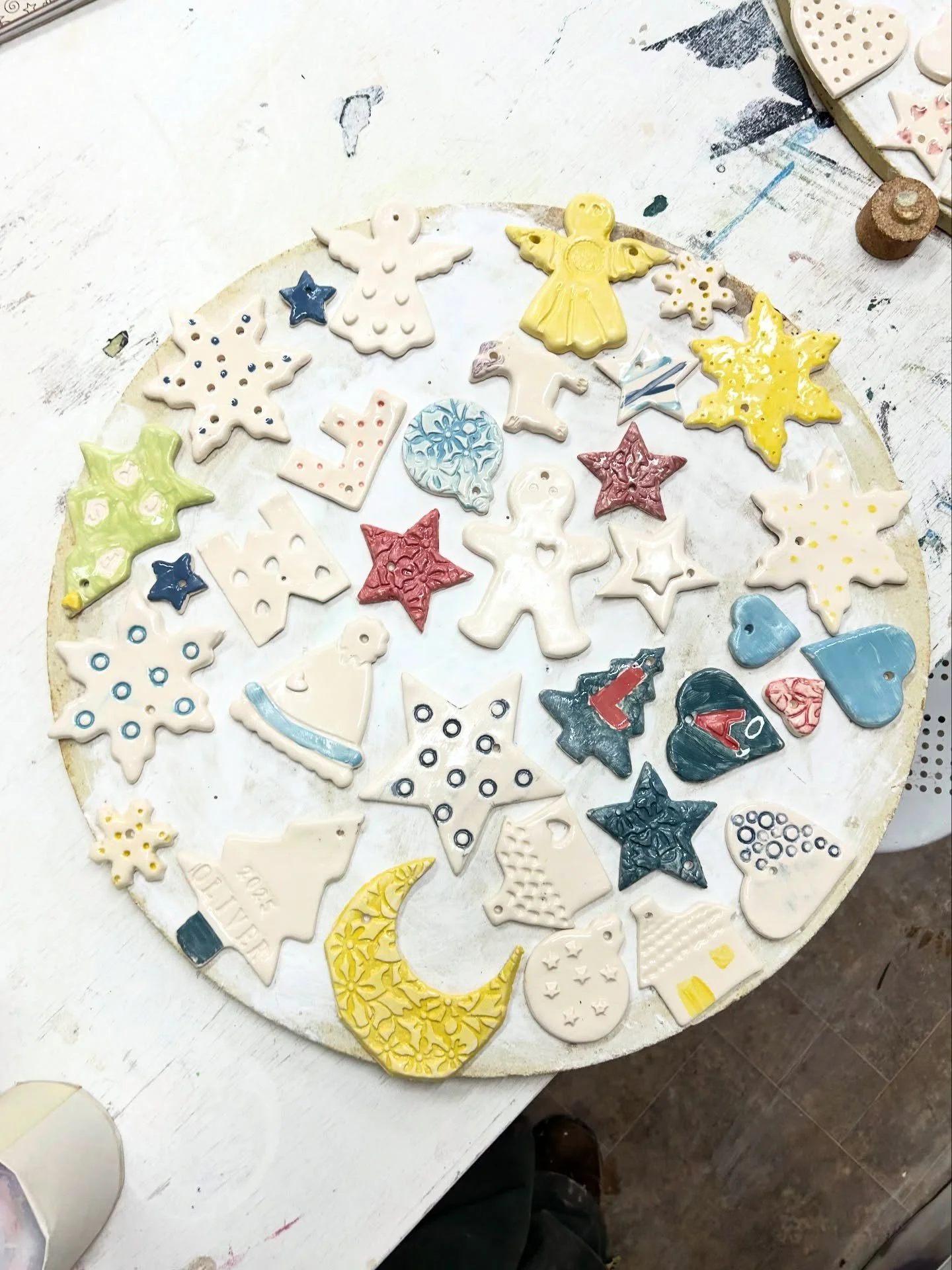 Christmas decorations fresh out of the kiln to pick up in time for Christmas 🎄 fun doing classes this year.
#christmasdecorations