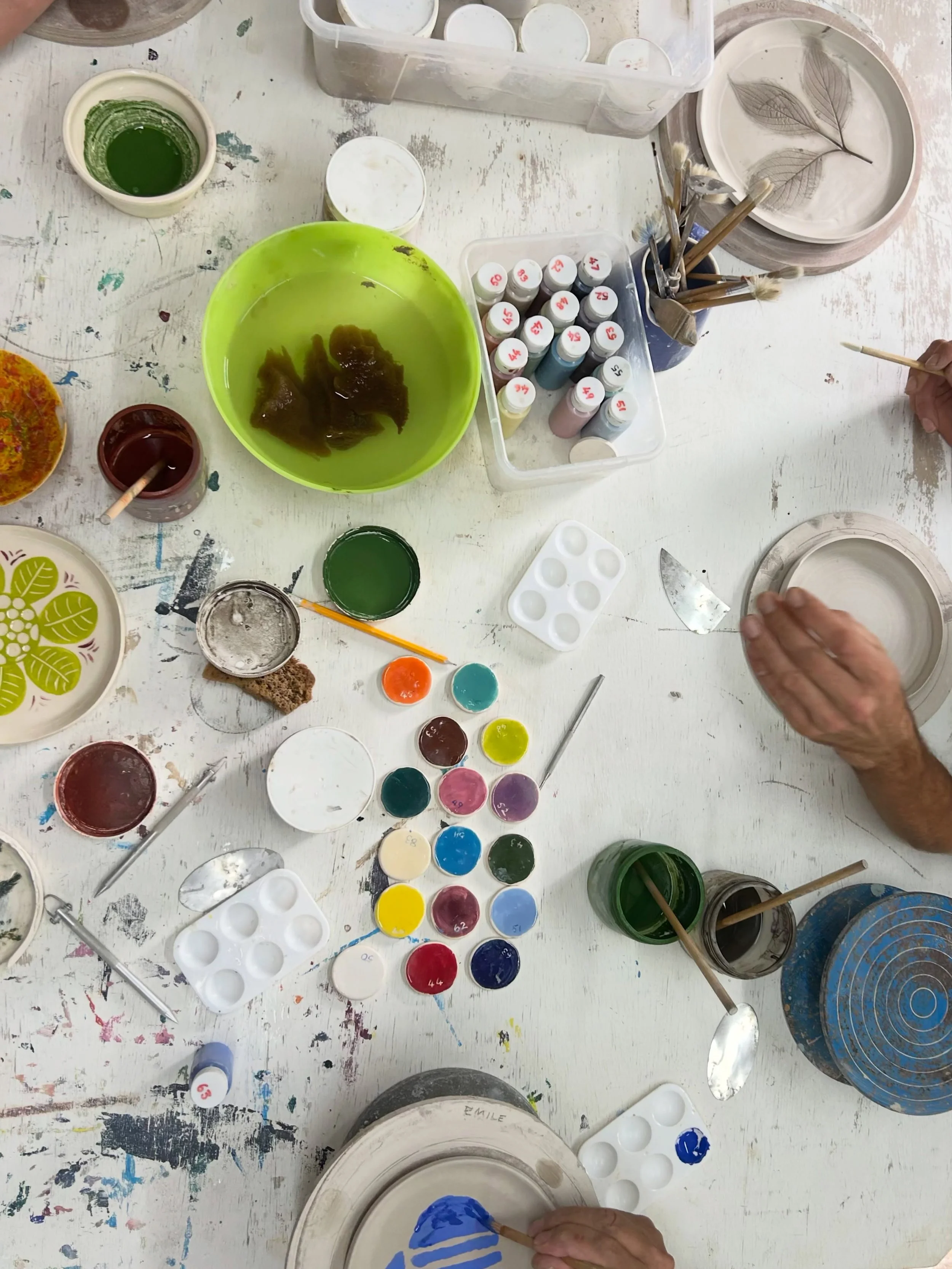 Plate decoration afternoon for botanical plates and scraffitto! 
#botanicalplates #manorfarmpottery