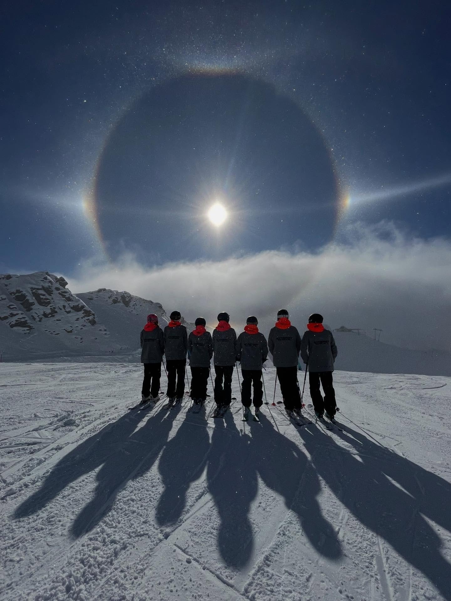 What a start to the 25/26 season ❄️🏔️ 🌈  We can&rsquo;t wait to get teaching in this incredible classroom!  #synergyskischool #warrensmithskiacademy #winter2026 #skiing #rainbow #mountain #mountainview @warrensmithskiacademy
