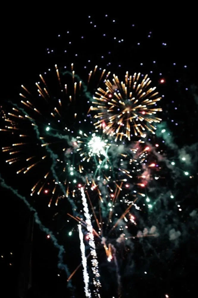 Feuerwerk erleuchtet den Nachthimmel mit bunten Explosionen und Lichtmustern.