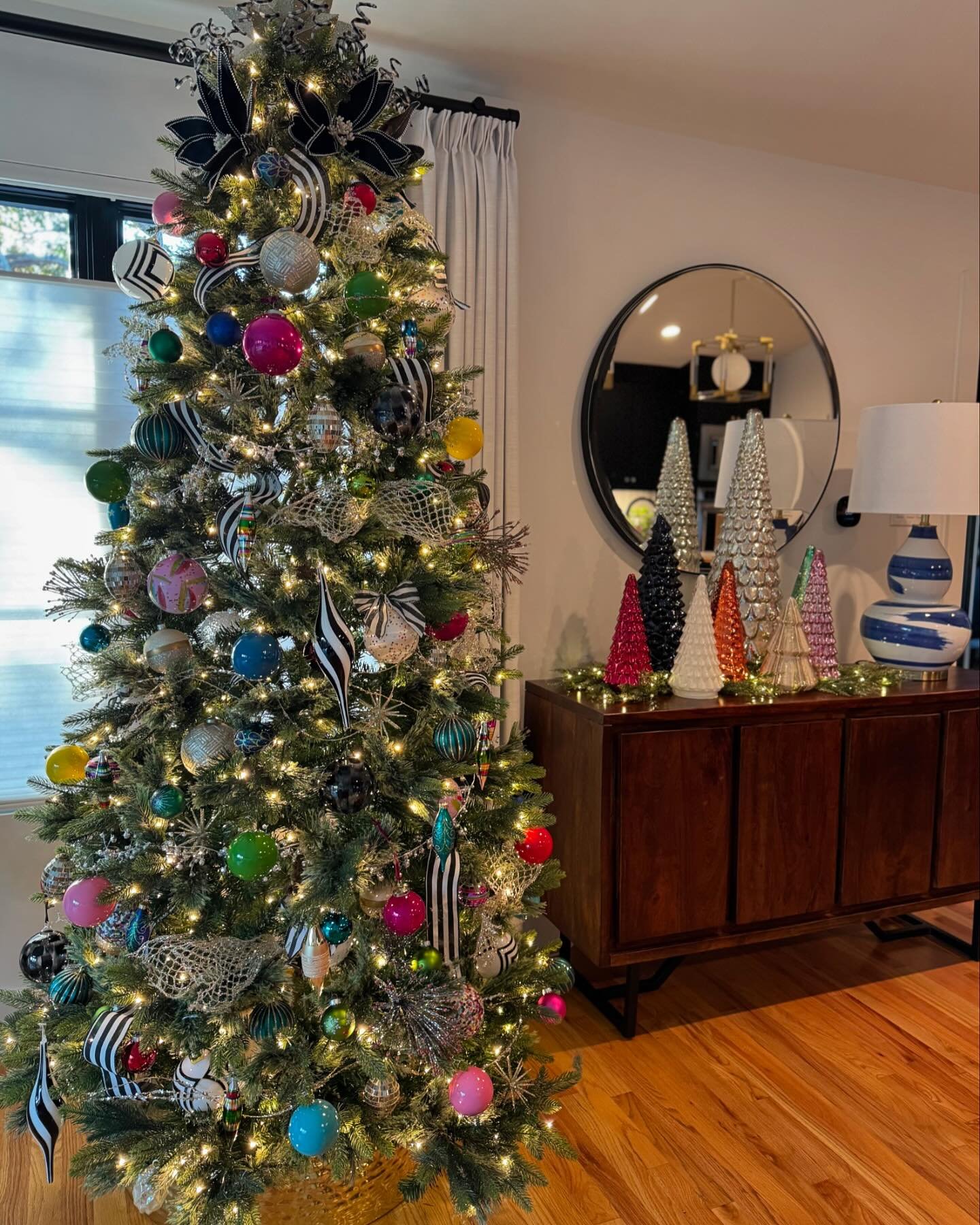🎄✨ Bringing festive magic to a this home with cozy touches, twinkling lights, and holiday cheer. 

Ready to deck your halls? Let&rsquo;s make it merry! 🎅🏼🎁 

#vkinteriors #christmasdecor #deckthehalls