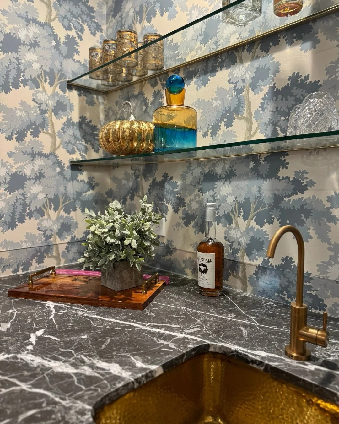 A brand new bar with a bold point of view. Dramatic details, custom cabinetry, and a playful mix of textures make this space a standout.

#vkinteriorsllc #girlcontractor #updatelh #lakehighlandsdallas