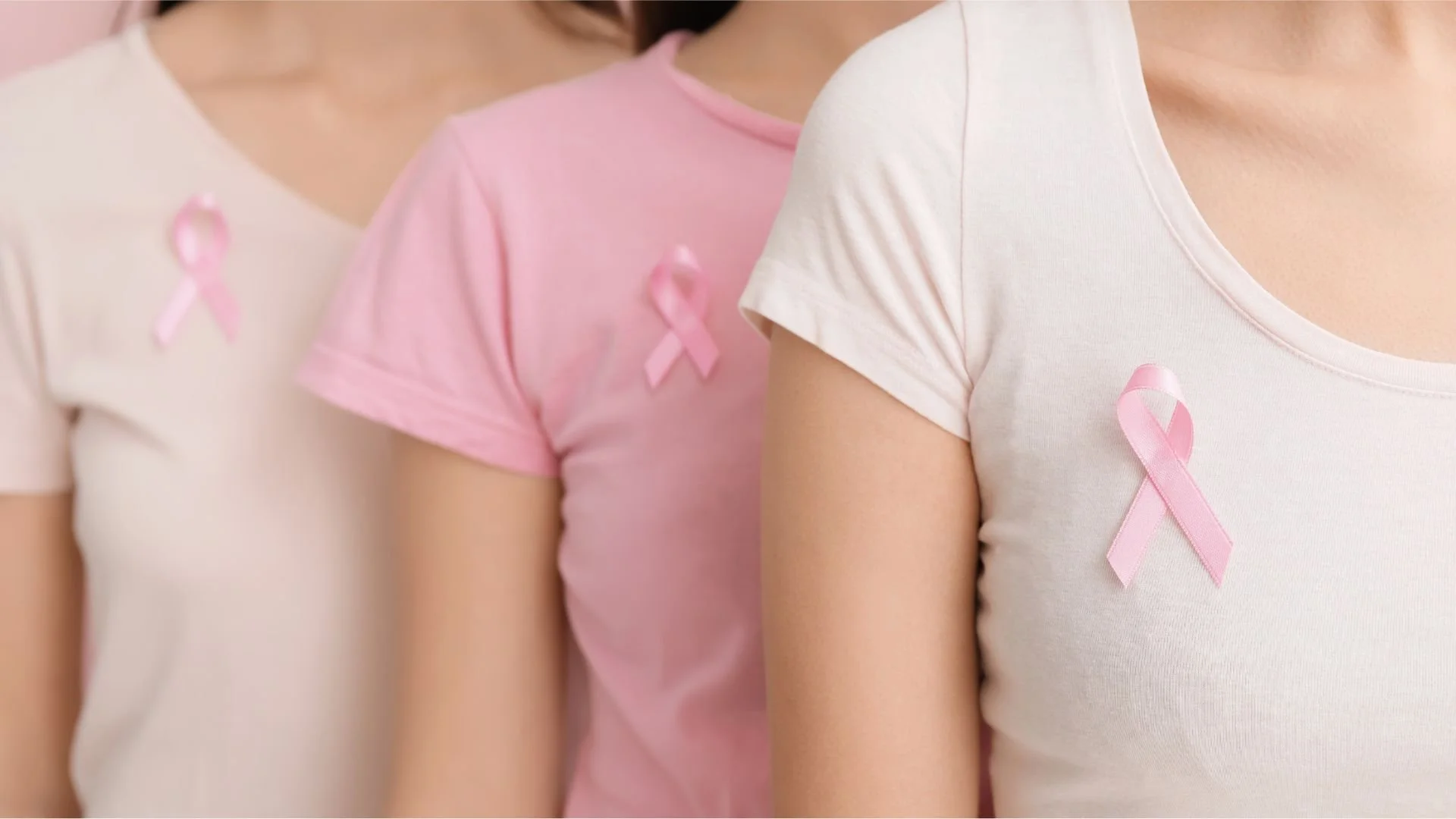 Mujeres con listón rosa de octubre rosa, protegidas con seguro de vida con Cobertura Mujer
