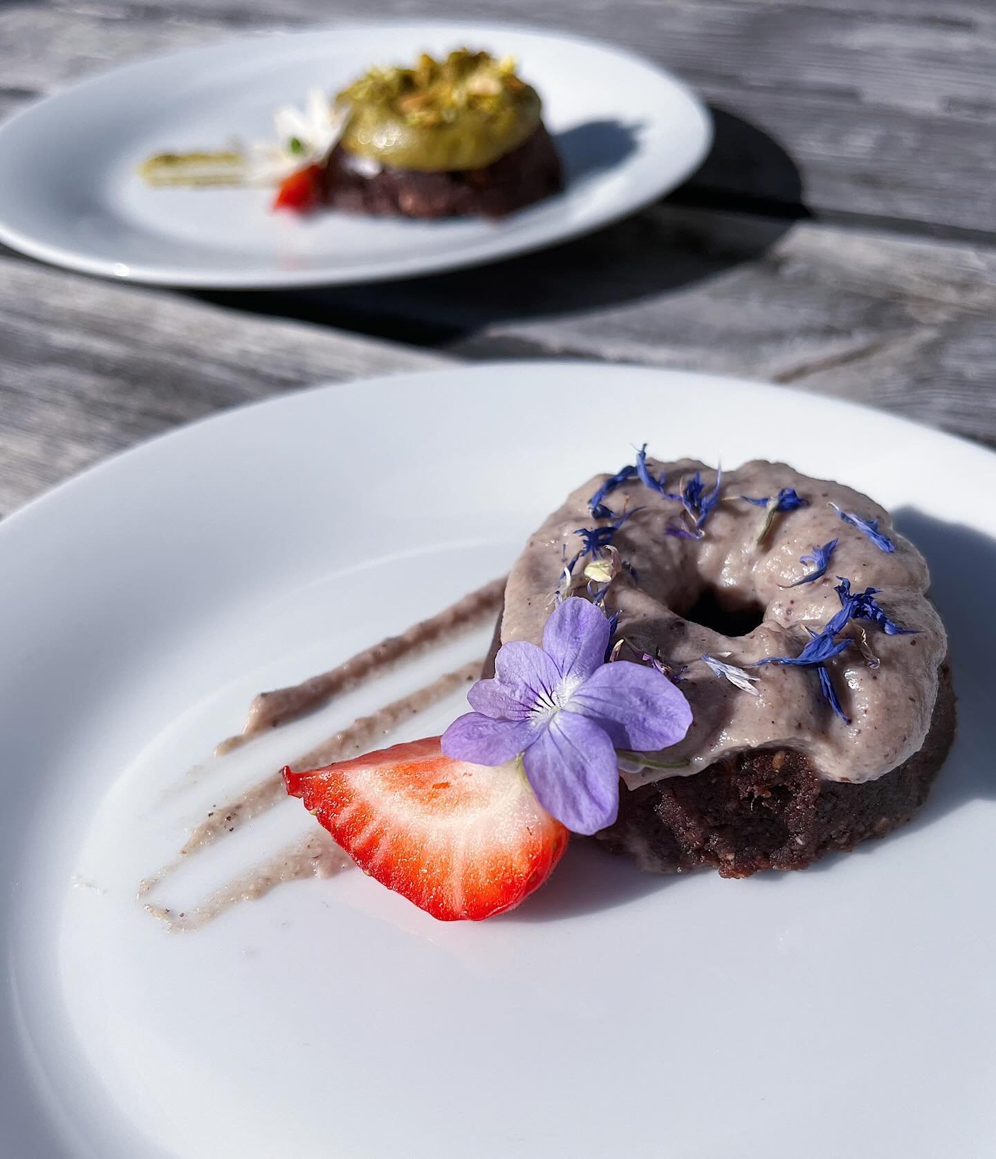 raw vegan donuts 🍩 
base layer was made with soaked dates, almond - banana flour, &amp; a little bit of cacao powder. 

fun toppings of - 
pistachio &amp; matcha puree
cashew strawberry cr&egrave;me 
&amp; strawberry &lsquo;jam&rsquo;

no bake, nor 