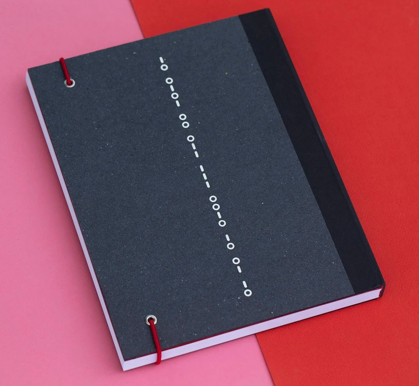 Sabe o que est&aacute; escrito na contra-capa do Livro das A&ccedil;&otilde;es? Arraste para a direita e decifre o que est&aacute; escrito em C&oacute;digo Morse. A resposta est&aacute; no final do post e a leitura come&ccedil;a na bolinha.

Desenvol