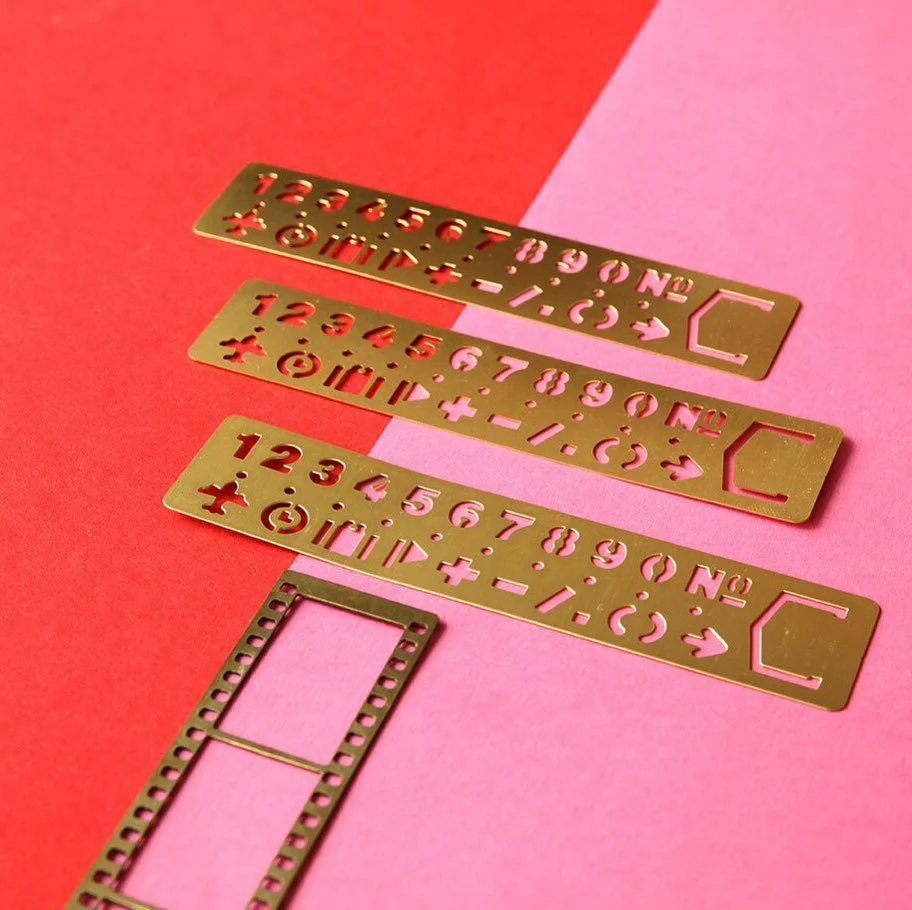 Boas novas pessoal! Amanh&atilde; chegam mais dos nossos amados marcadores vintage em lat&atilde;o. Eles s&atilde;o feitos com o maior carinho no interior de S&atilde;o Paulo e o design inspirado nos anos 80, &eacute; fruto da cabe&ccedil;a dessa mal