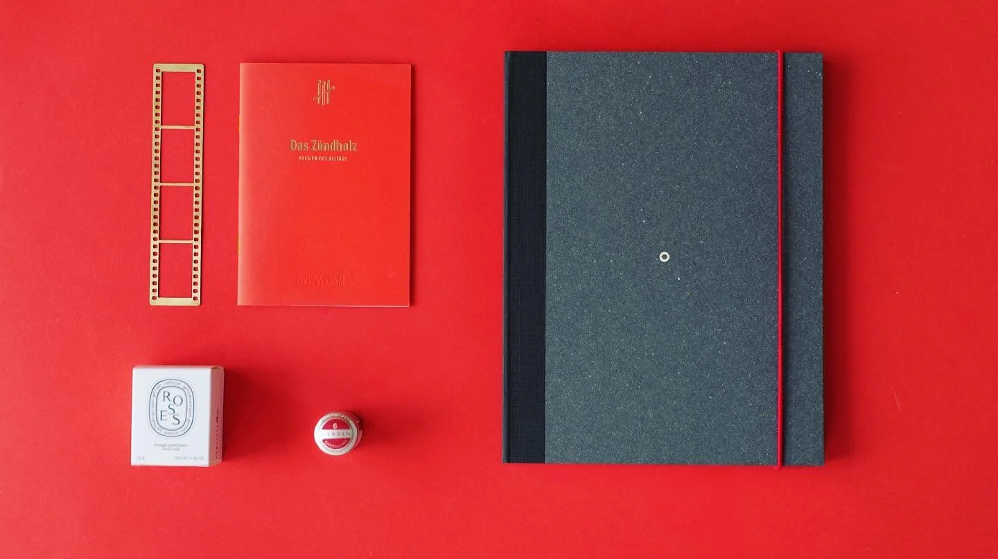 Voc&ecirc; sabe porque os detalhes do Livro das A&ccedil;&otilde;es s&atilde;o em vermelho? Nossos ancestrais pr&eacute;-hist&oacute;ricos viam o vermelho como a cor do fogo e do sangue - energia e for&ccedil;as vitais primordiais - e a maior parte d