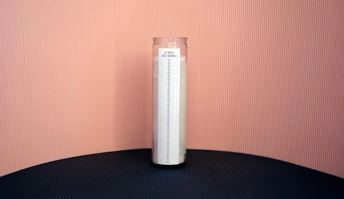A tão esperada Vela do Tempo chegou hoje no site! 🤸🏻&zwj;♀️ 

🕯 A Vela do Tempo queima à 1mm por hora, e assim ela funciona como um timer analógico para trabalhar em algum projeto, e deixar seus gadgets de lado. 

🌬A vela não tem cheiro e ass