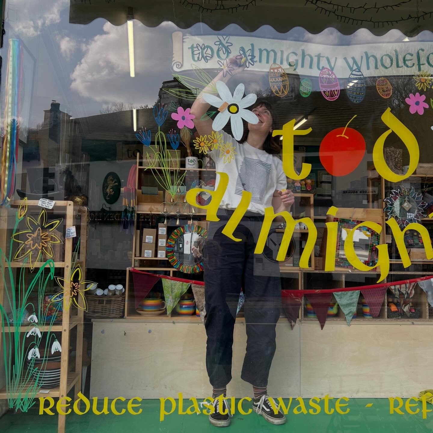 Enjoyed so much !!!!! doing the new window for @todalmightyfoods 🌿🌸

The crocuses, daffs and snowdrops are out, spring is here💚