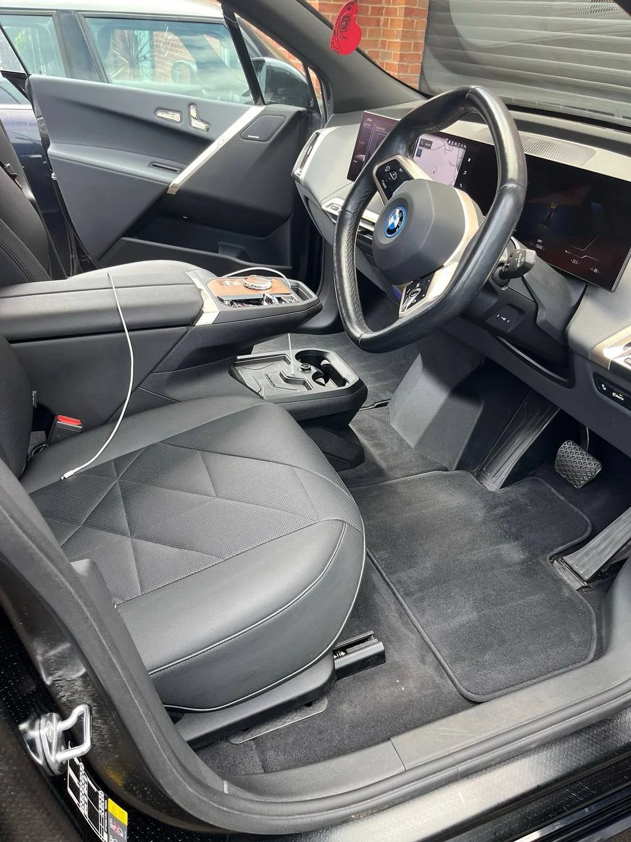 Fresh, flawless, and ready to hit the road. 🚘✨ The interior of this BMW iX has been carefully detailed to restore that showroom feel, spotless carpets, dust-free panels, and a perfect finish all around. Because luxury deserves nothing less. 💎