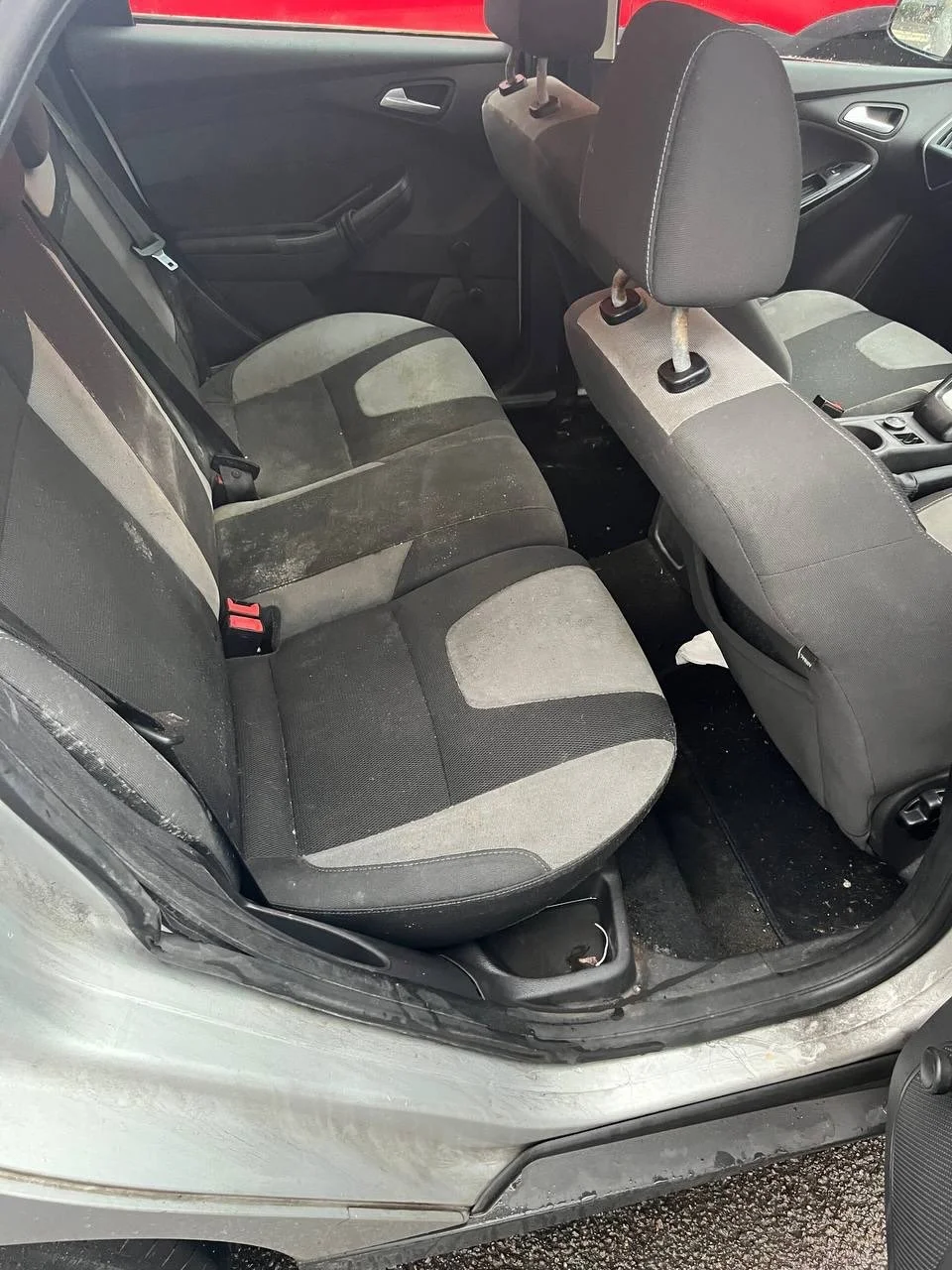 Swipe to see the difference 👀

From dusty seats, crumbs, and everyday mess&hellip; to fresh, spotless, and like-new again.

This Focus received a full interior deep clean, carpets extracted, plastics detailed, and every surface refreshed.
Because ev