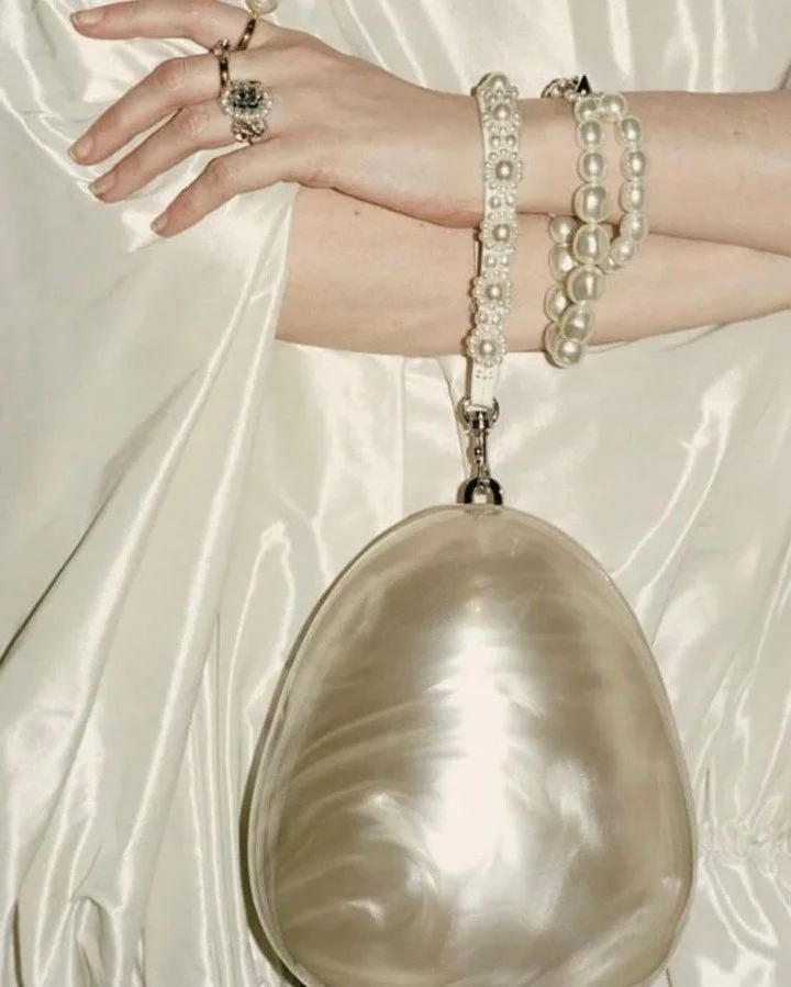 ARTFUL WEDDINGS 
⚪️ ⚪️ ⚪️ 
Mother of all Pearls
@simonerocha_ 
via @flourestudio 

Work with a designer to select beautiful quality items you will treasure. Heirloom quality items or just really good stuff. Items that will create memories with each u