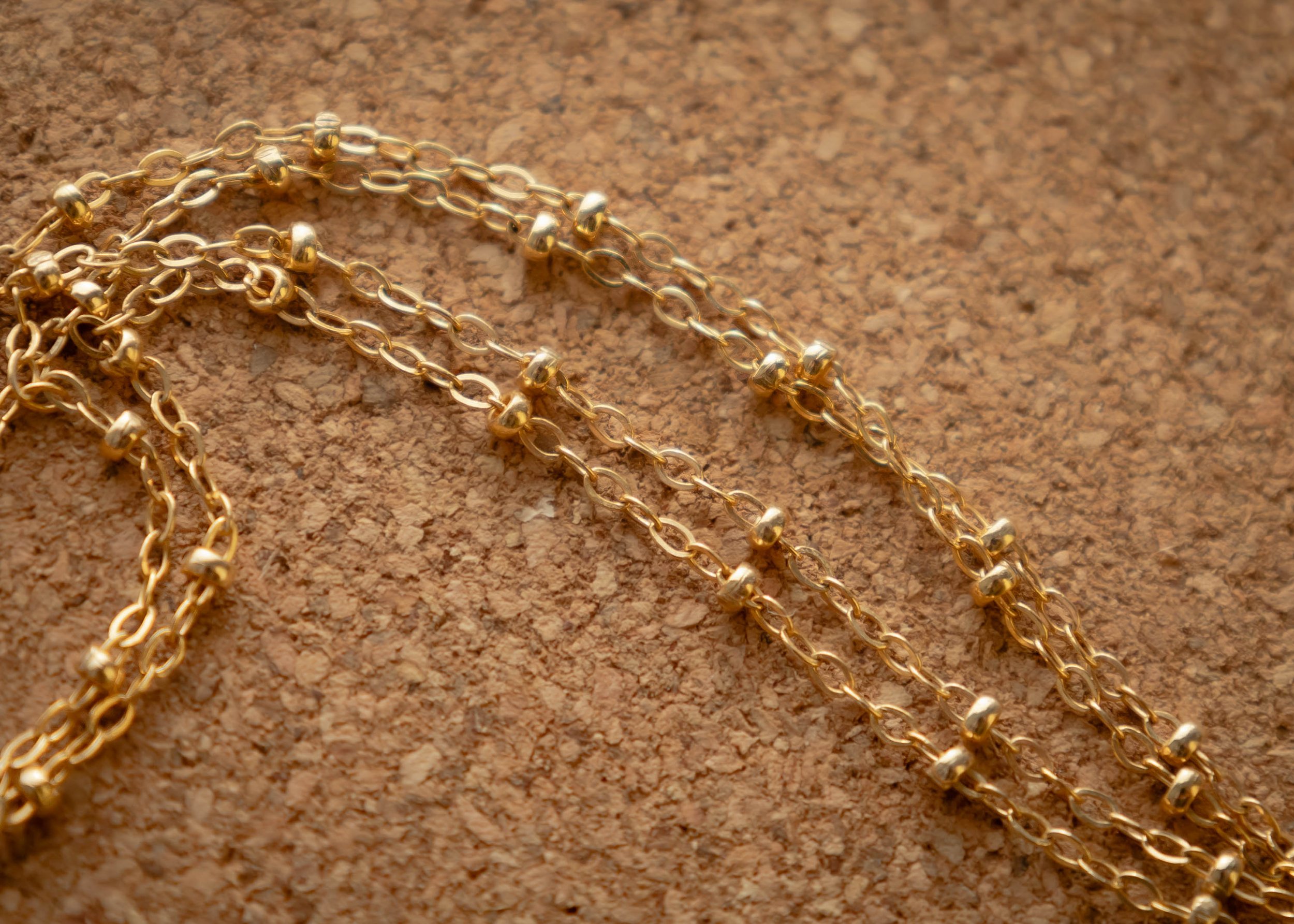 blackandneatgoldpendantchain.jpg