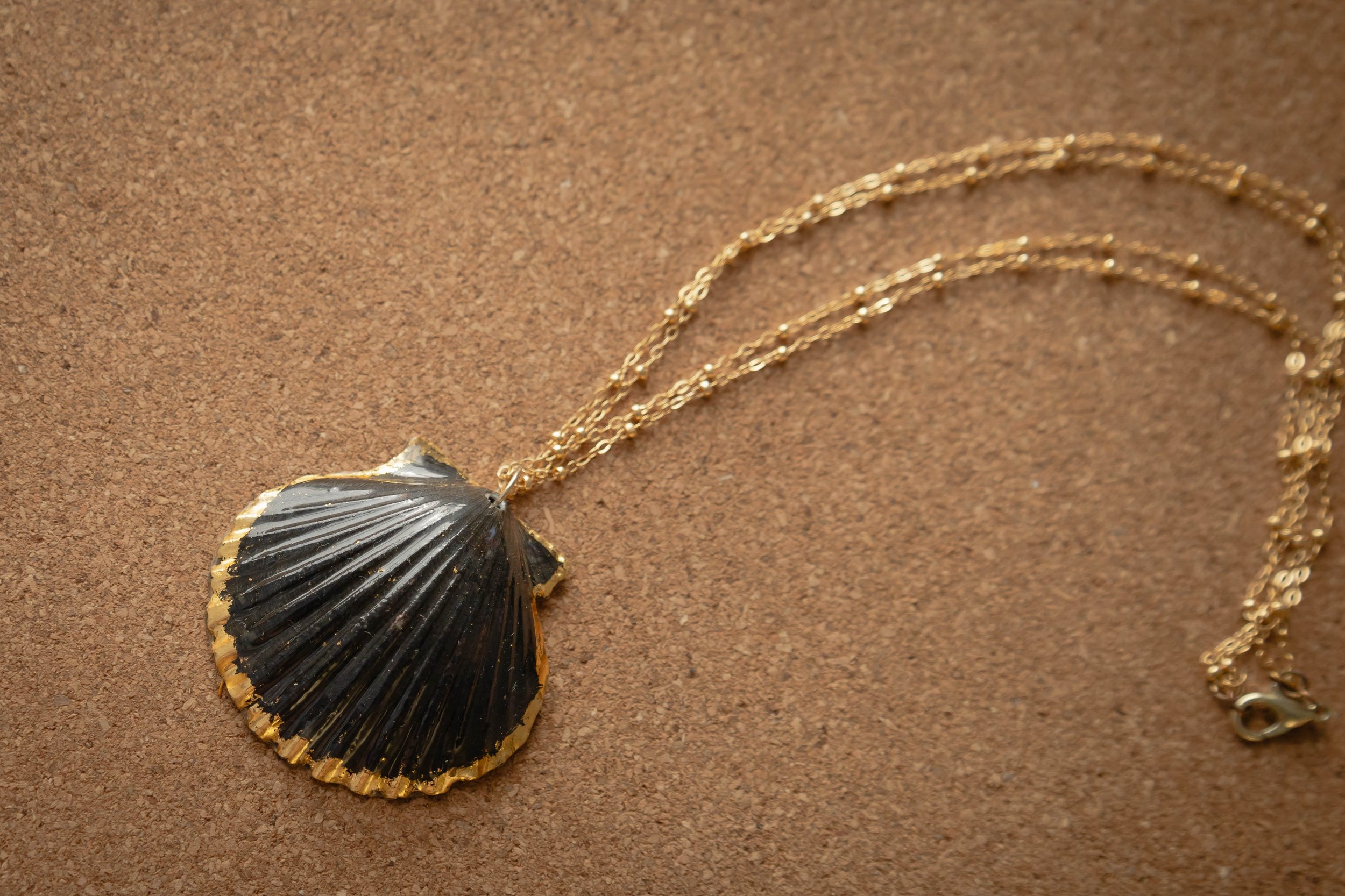 blackandneatgoldpendant-4.jpg