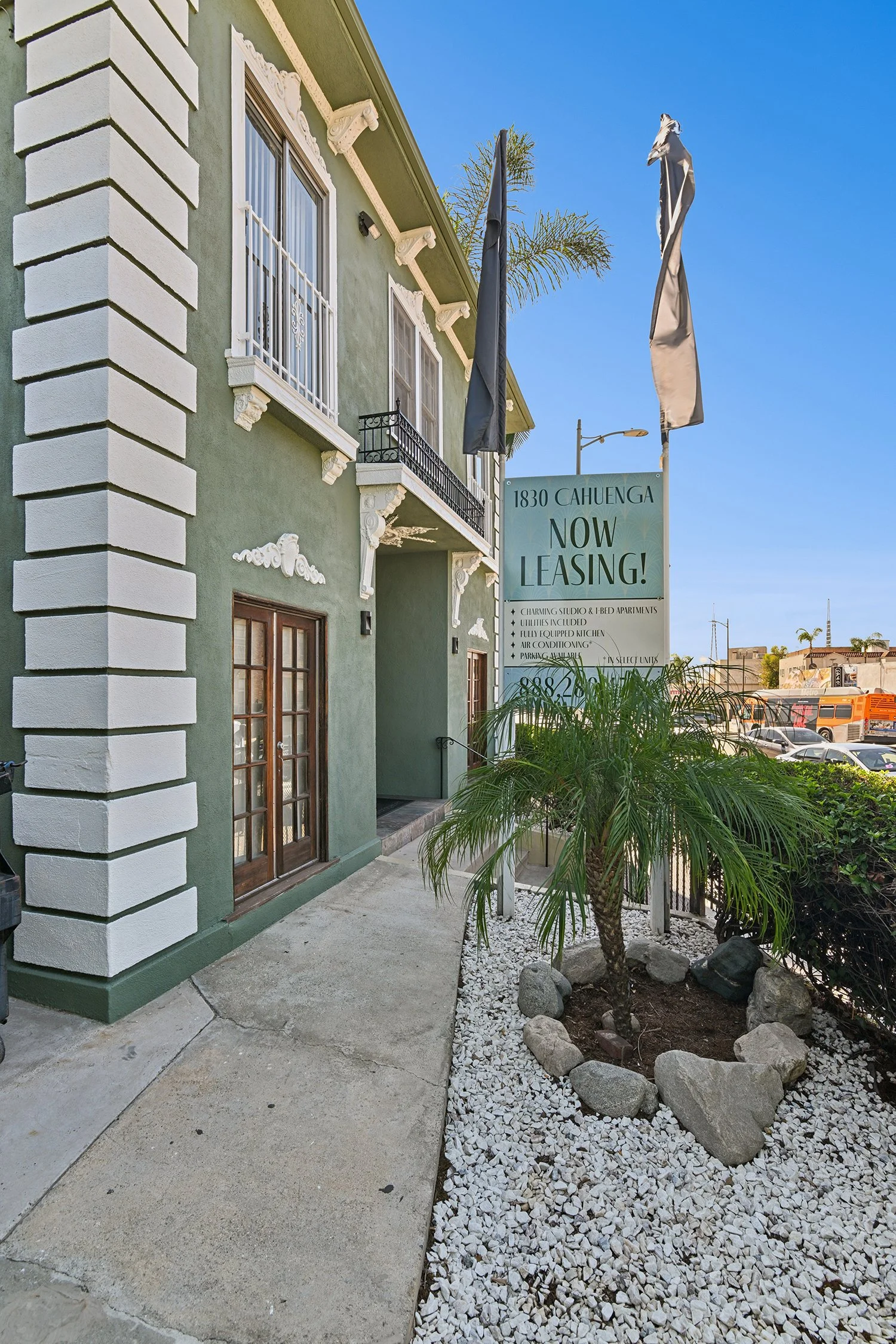 Charming Exterior of Cahuenga Apartments in Hollywood, CA 