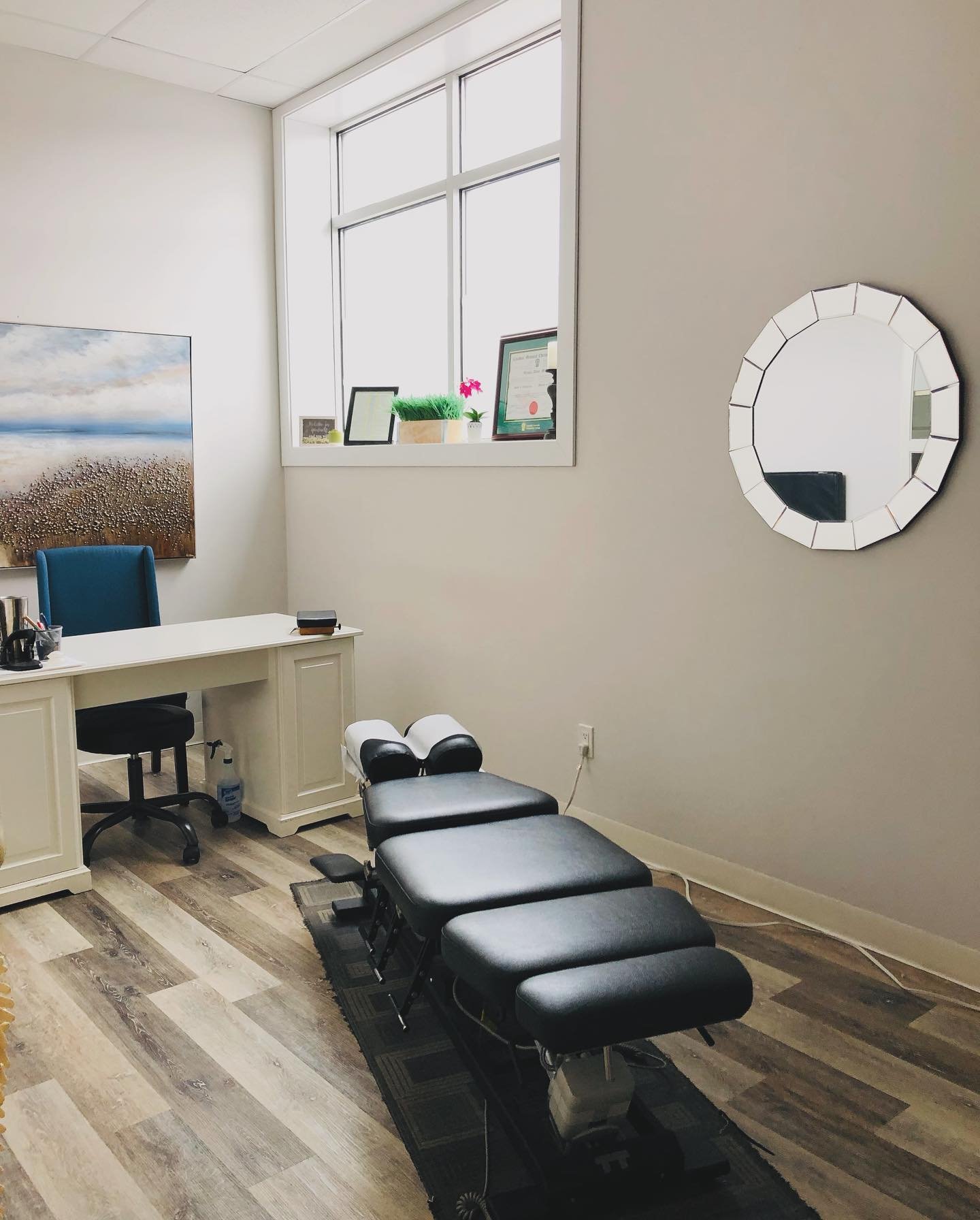 New clinic, New space ✨

A quick peak at my new location for chiropractic care! In this beautiful treatment room I will help my patients achieve their goals of wellness through chiropractic care, nutrition and exercise prescription. My goal is your g