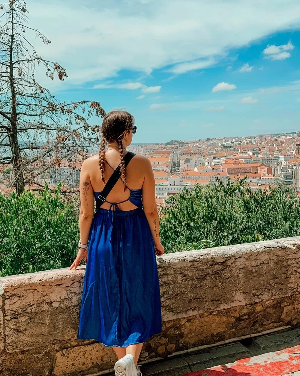 Taking in the breathtaking views from Castelo de S&atilde;o Jorge 🏰✨ Lisbon, you&rsquo;ve stolen my heart with every step and every view. Feeling on top of the world in this magical city! 🌿 #CasteloDeS&atilde;oJorge #LisbonViews #GoTravelWithSara #