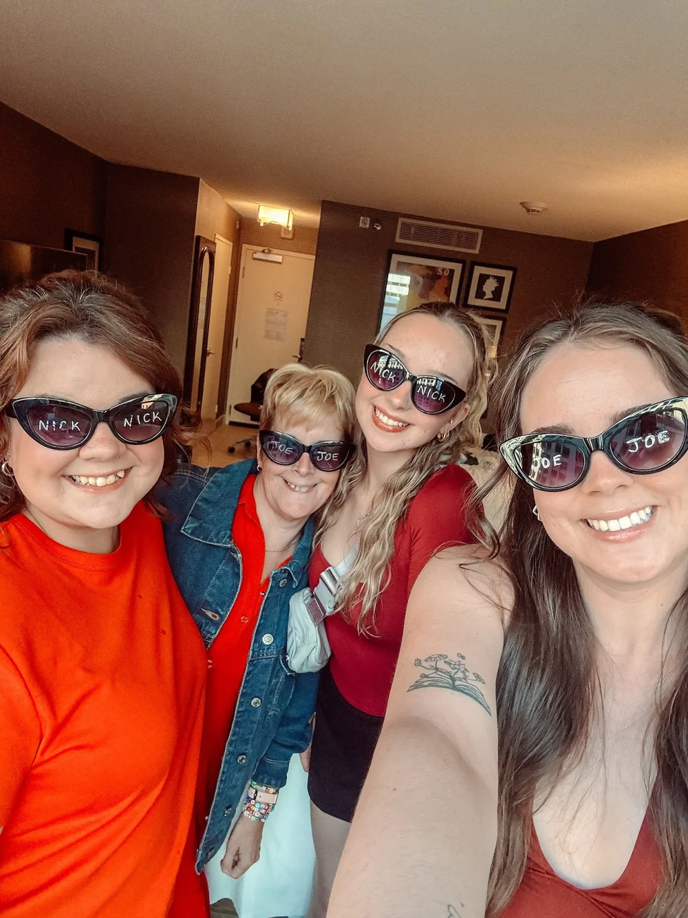 The Jonas Brothers were Burnin Up the stage as usual this past weekend 🔥 such an incredible time in Toronto with my favourite girls 💃

Slide 9 is a real treat 🏝️👀

#jonasbrothers #greetingsfromyourhometowntour #toronto #concert #livemusic