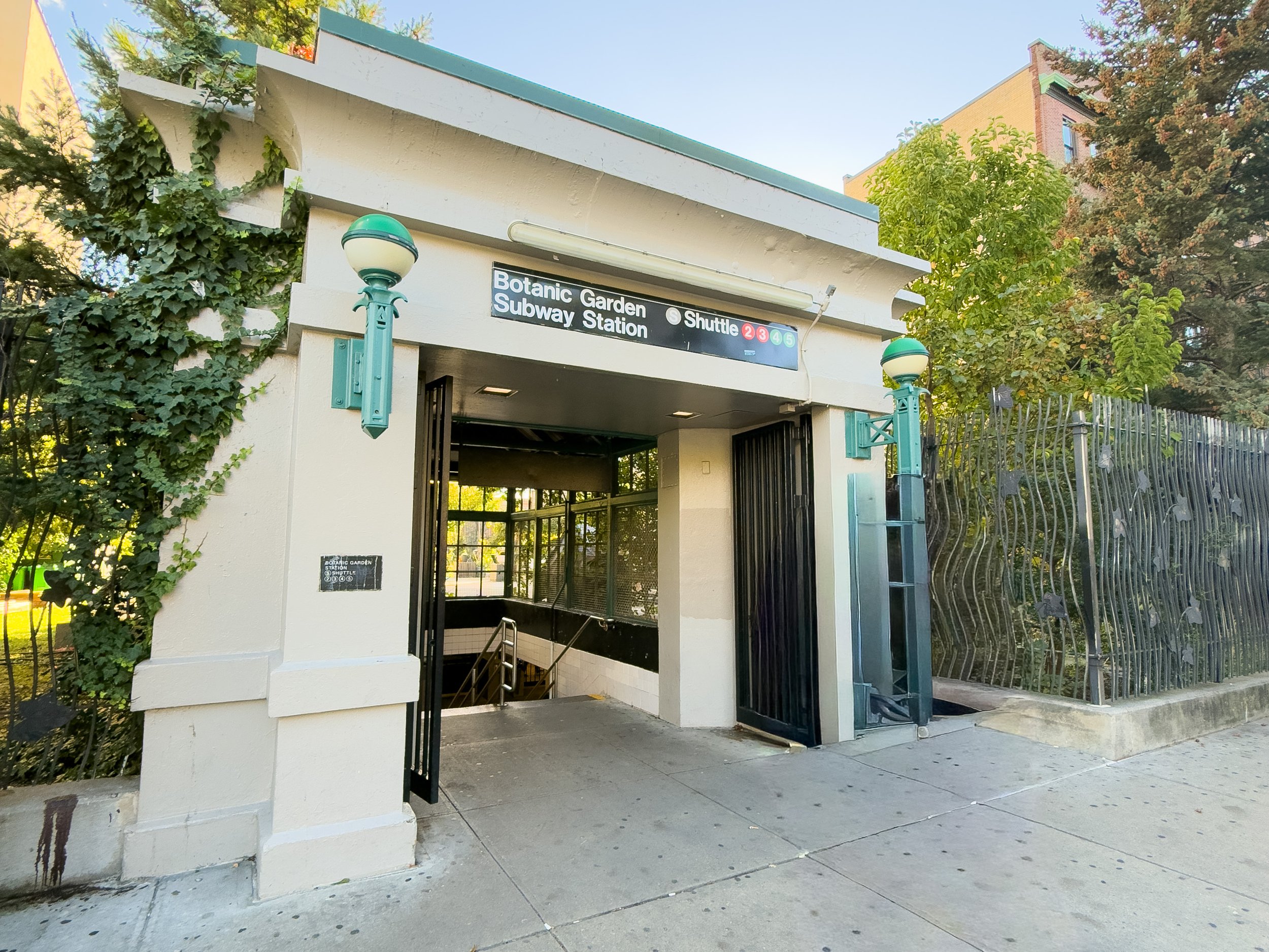 Botanic Garden subway station entrance connecting to the Franklin Avenue Shuttle in Crown Heights, Brooklyn — neighborhood transit access and MTA connectivity