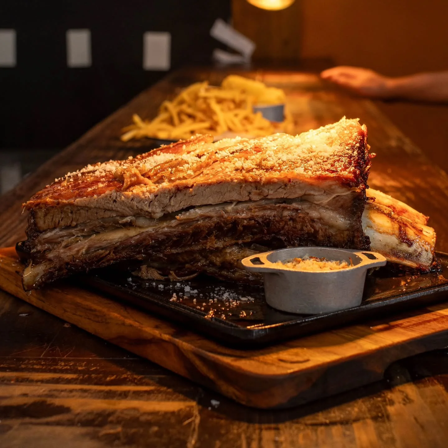 Aqui na Fazenda Churrascada, cada detalhe &eacute; pensado pra valorizar o sabor e a tradi&ccedil;&atilde;o do verdadeiro churrasco. 🤠

A estrela do final de semana? A costela no fogo de ch&atilde;o.

S&atilde;o mais de 8 horas de preparo, com o fog
