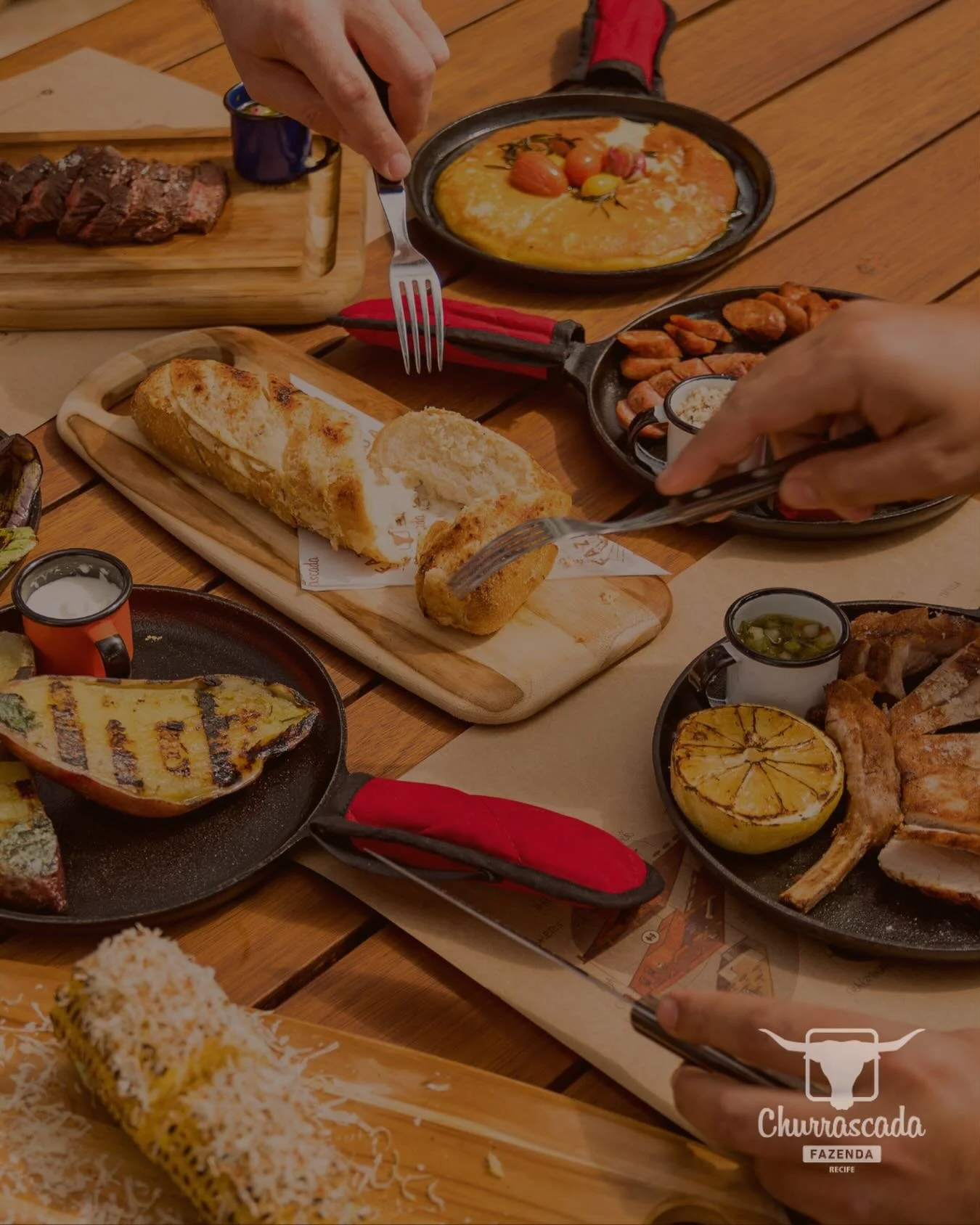 A melhor parte do churrasco nunca &eacute; s&oacute; a comida.  &Eacute; quem puxa a cadeira, quem d&aacute; risada alta, quem pega o &uacute;ltimo peda&ccedil;o sem culpa. 

A energia gostosa de mesa cheia que faz tudo valer. A Fazenda Churrascada R