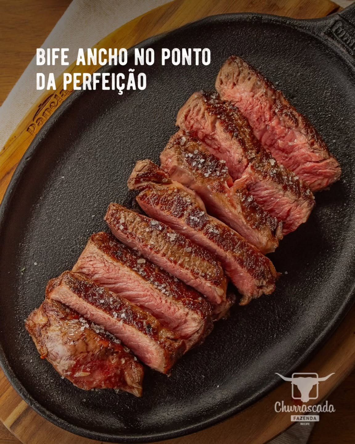 O Bife Ancho transforma qualquer momento do churrasco em um acontecimento.

Ao colocar ele na grelha, o cheiro entrega tudo: hoje a mesa vai ser feliz. 🍖

Servido bronzeado por fora e rosado por dentro, com interior &uacute;mido, entrega maciez e su
