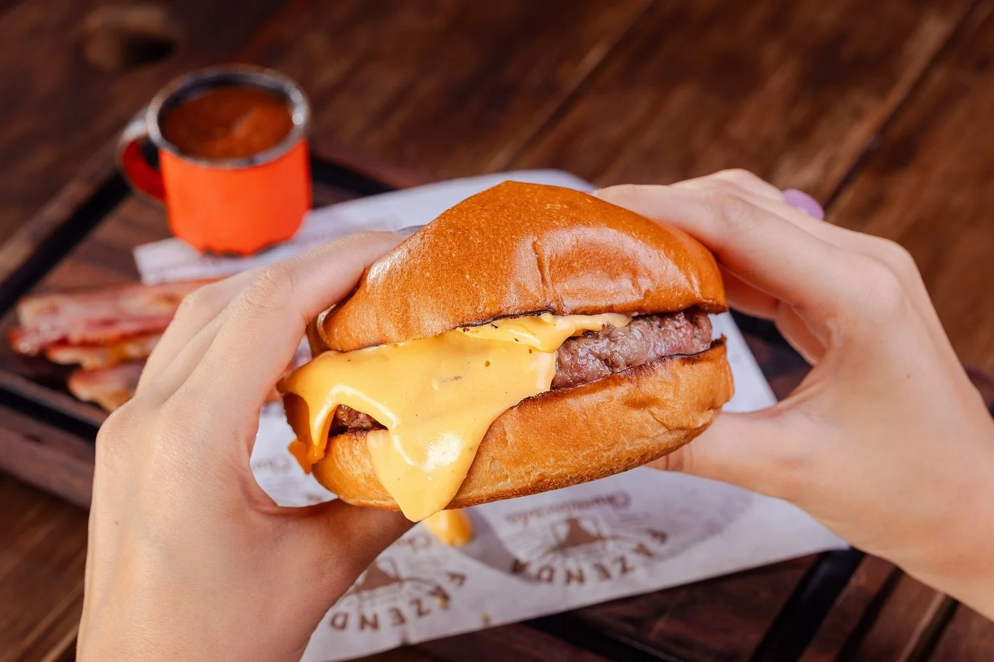 Quando o cheddar escorre, o bacon aparece e o BBQ finaliza&hellip;
voc&ecirc; sabe que a sexta chegou do jeito certo. 🍔🔥

Bacon Burger 180g pra come&ccedil;ar o fim de semana como merece.