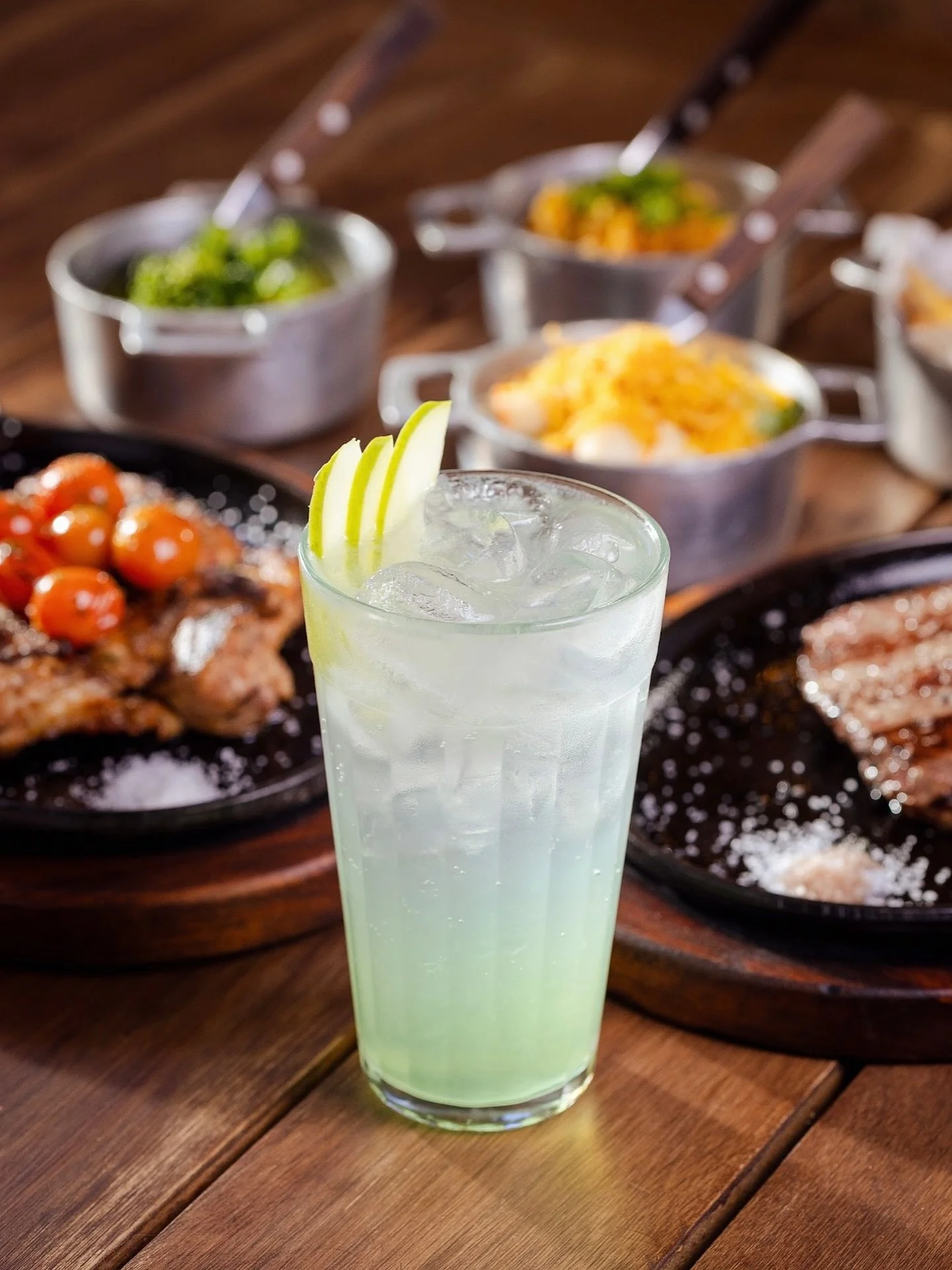 Seu almo&ccedil;o merece mais do que pressa.
Boa comida, mesa farta e uma soda italiana bem gelada pra completar. 

Vem pra Fazenda!