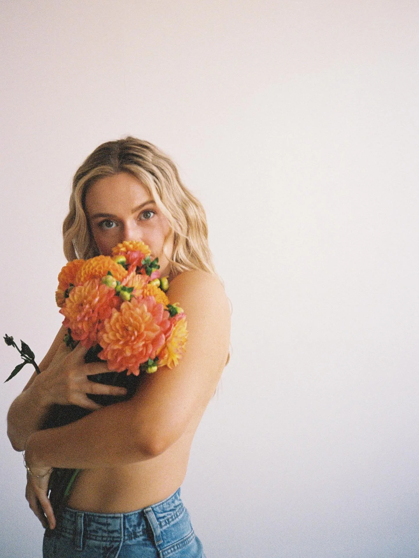 🌸🌹🌼🌻🪻🌺

#35mm #minolta #vintagecamera #shotonfilm #florals