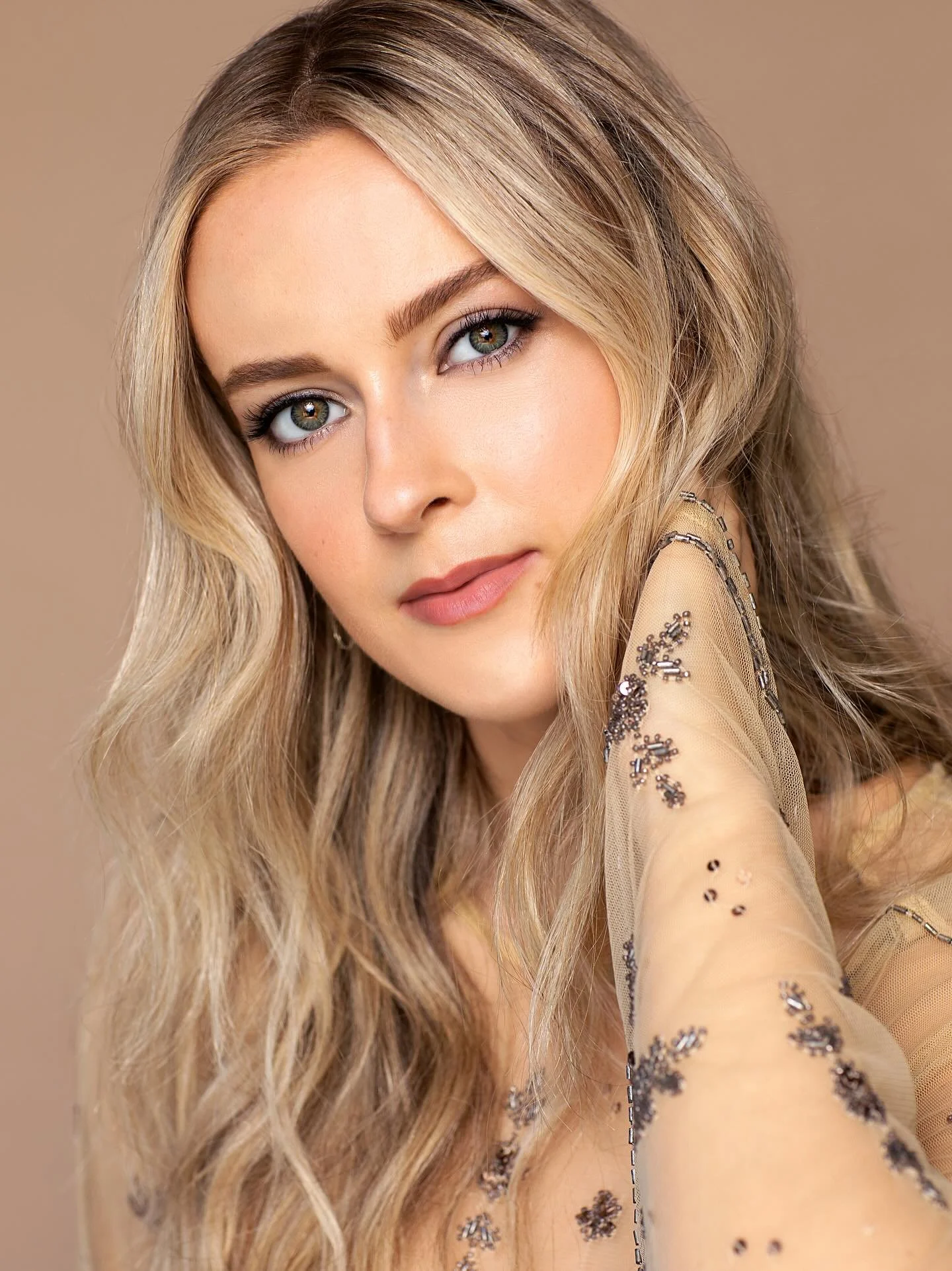 in the middle of a revamp, if you know what I mean 💫

photog: @danapatrickphoto
mua: @laurengottmakeup

#losangelesmodel #losangelesactor #photoshoot #blonde #laglam #editorial #seventiesvibe