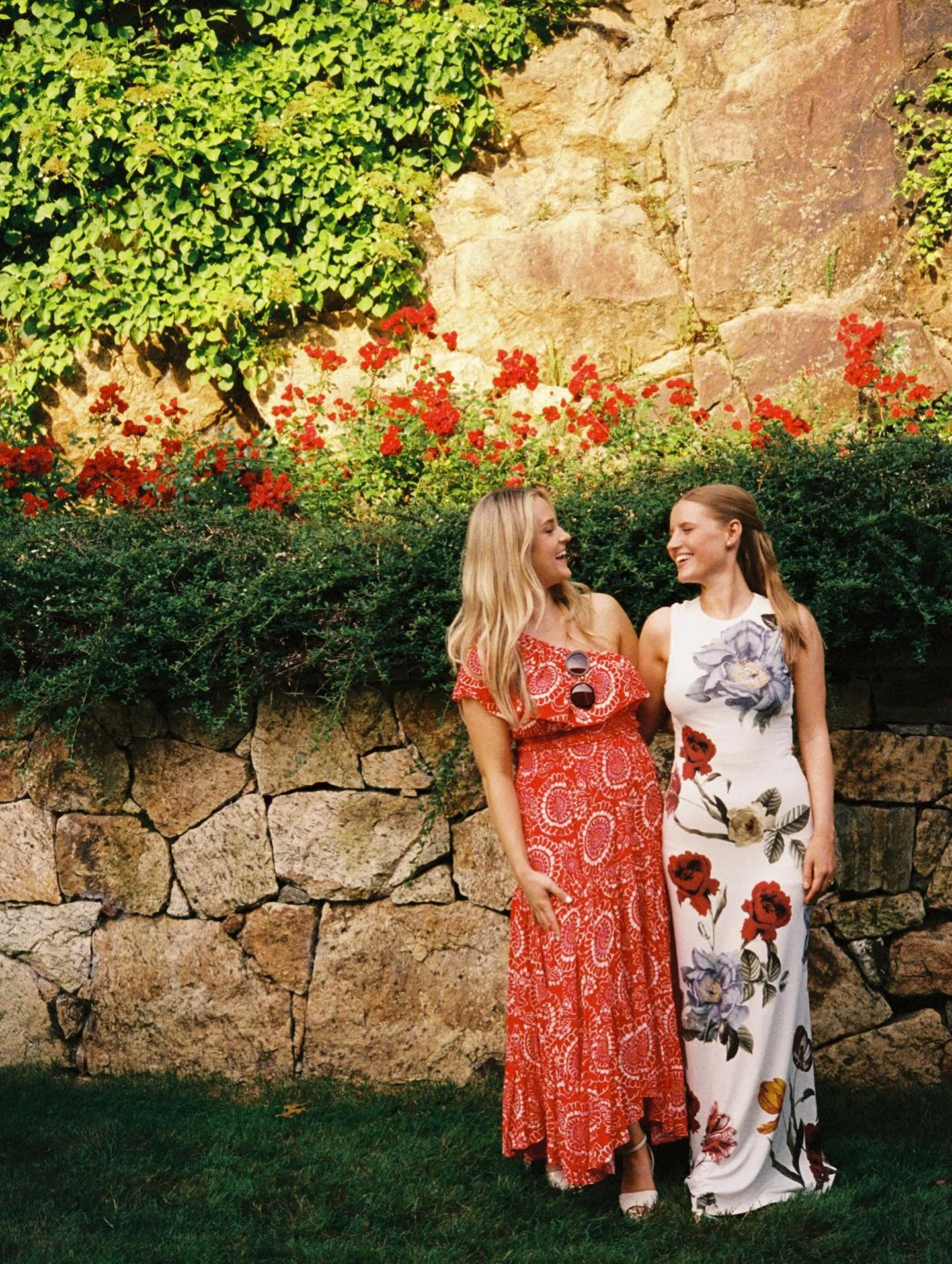 i love love and new york and @jordanakulak and @jsigal and developing film two months later!!! 🌼

#35mm #minoltahimatic #nyconfilm #summerflorals #upsateny