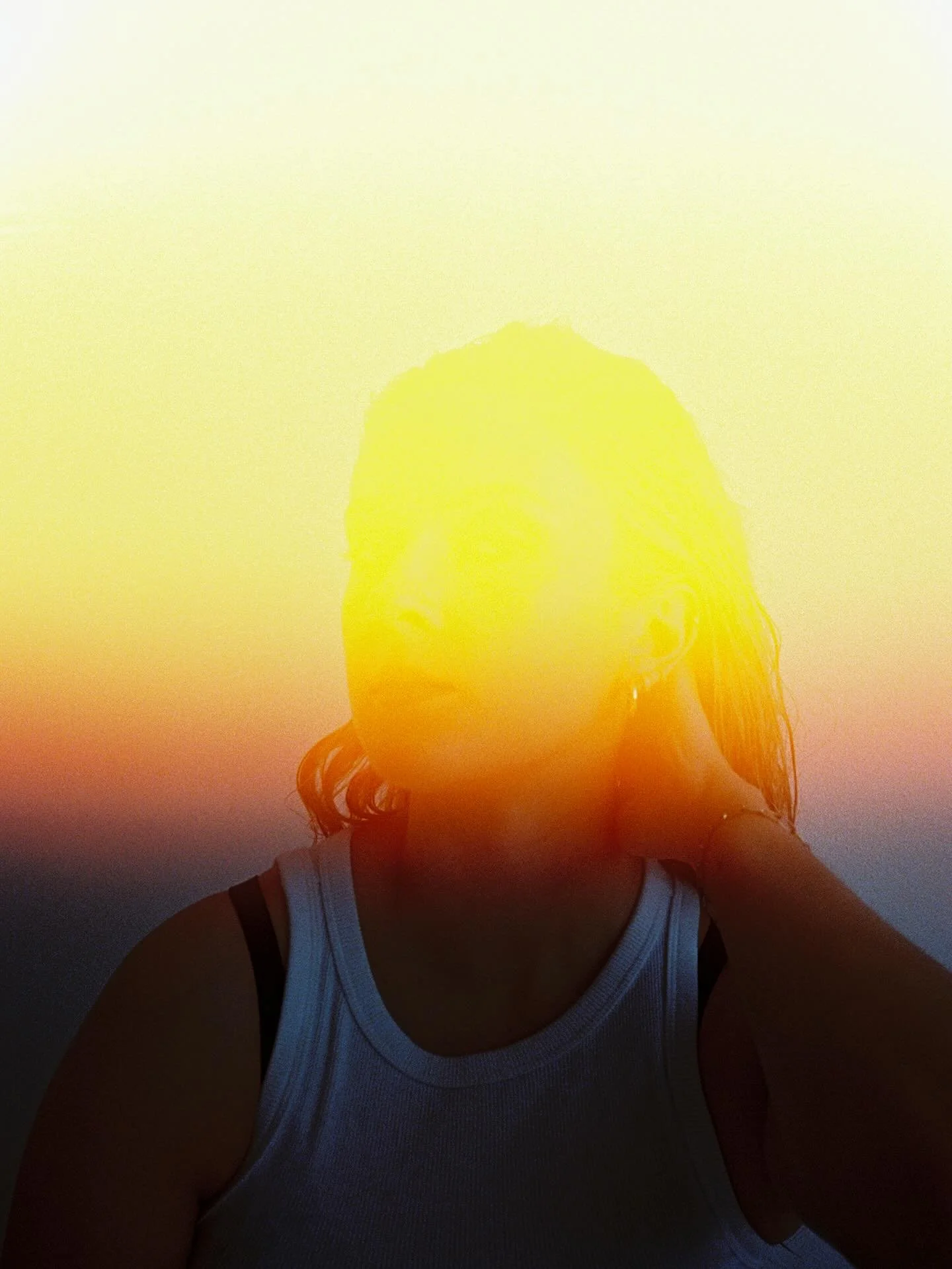 a little accidental light leak never hurt anybody 💥

#35mm #minoltahimatic #minolta #shotonfilm #filmshoot #laphotoshoot #lamodel #dtlashoot #lightleak