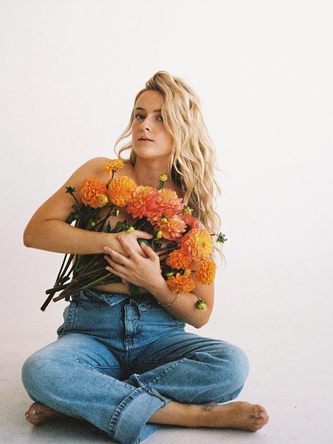 just too good not to share another round 🌸 

#floralsonflorals #35mm #lashoot #shotonfilm #minoltahimatic #conceptshoot