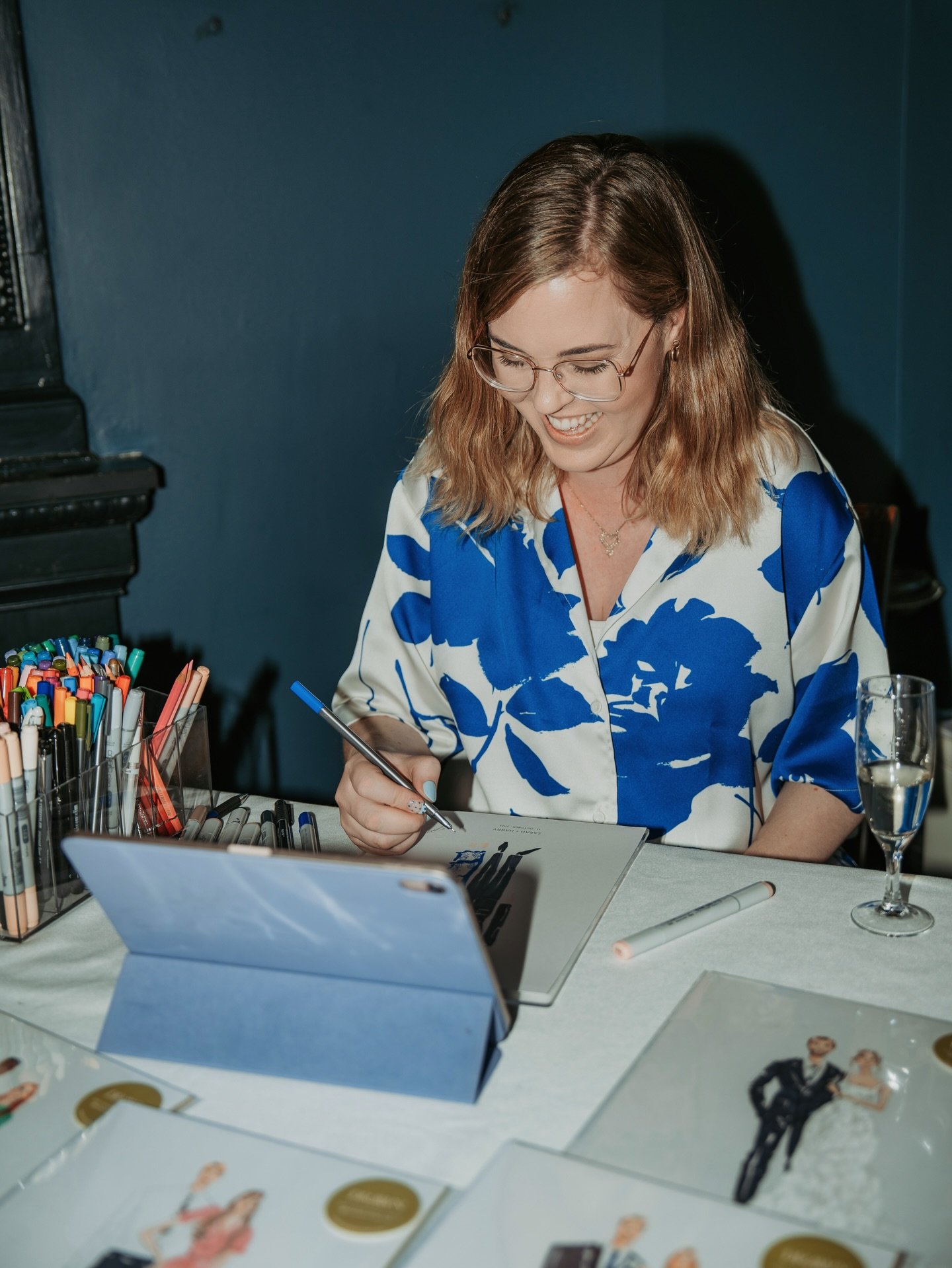 Let me hold a small pocket of the day where they&rsquo;re more than just guests 💙
.
.
📸@storybridgenz 
Thanks for sharing @sarahjoymosley93 
.
#DrawnEvents #LiveIllustration #CreativeJourney #PregnancyAnnouncement #ArtistLife MaternityLeave NewChap