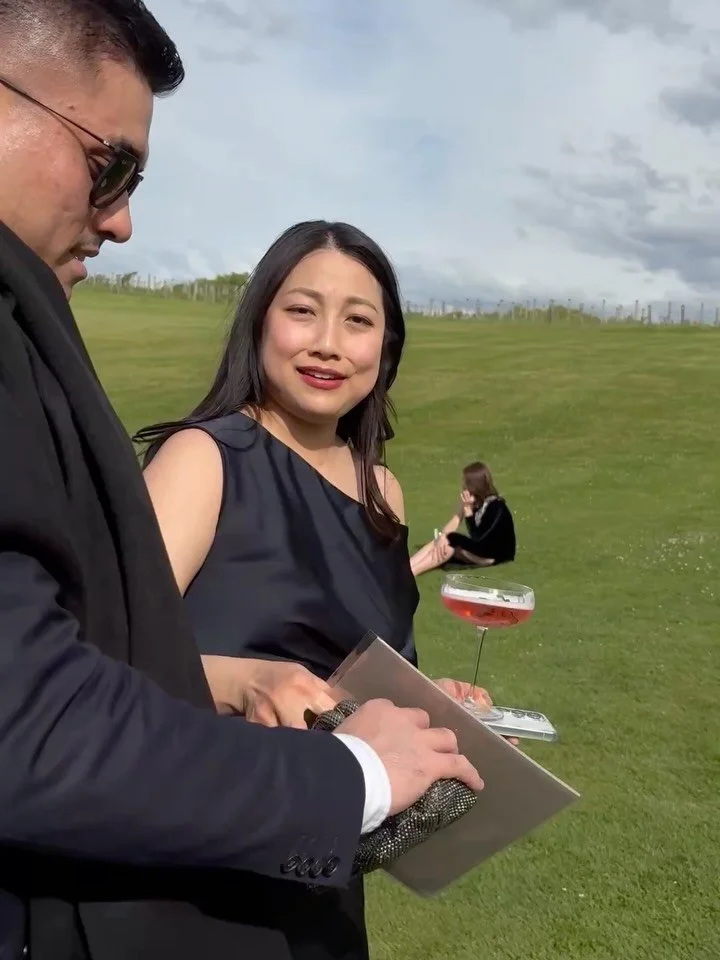 The bit I love the most? Watching one person notice, then another, then another 🍸.

#livefashionillustration #nzweddings #weddingentertainment #weddingideas #weddinginspiration