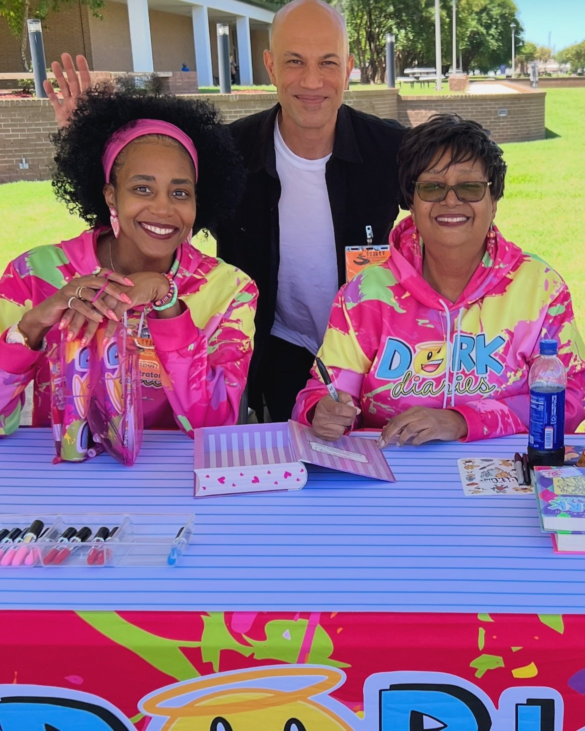🎈😊 What a wonderful weekend in Shreveport, Louisiana at the @shrevememorial Library Children&rsquo;s Book Festival on the gorgeous campus of @lsu South! I got to meet lots of young readers, lovely librarians and fellow authors including @charlotteg