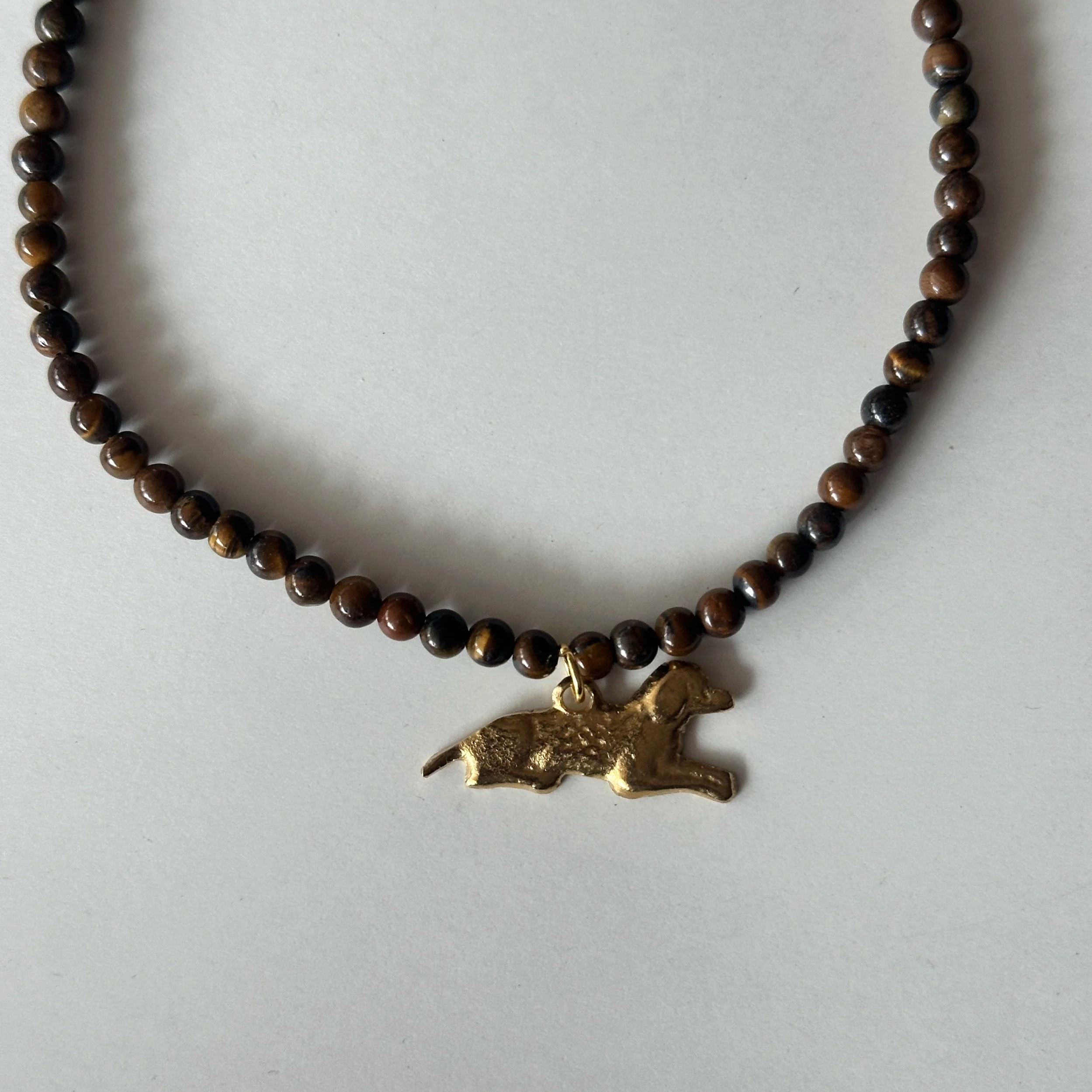 Collar piedra y milagro DORADO con Ojo de tigre y Perro (copia)