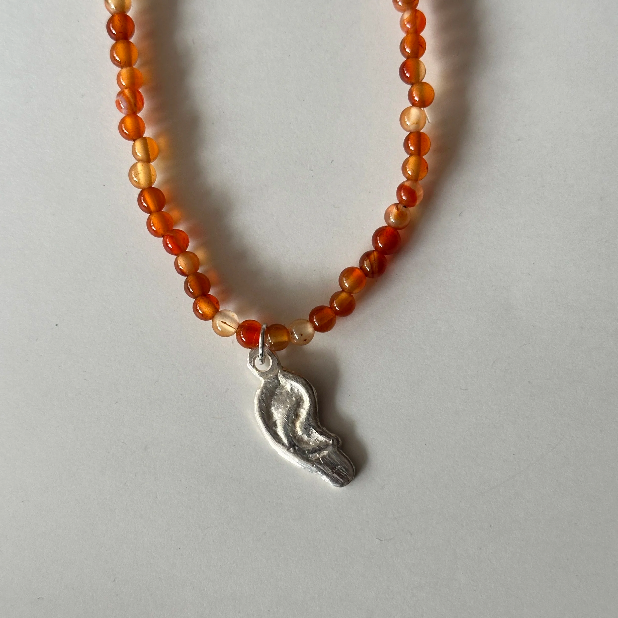 Collar piedra y milagro PLATEADO con Ágata Naranja y Oreja (copia)