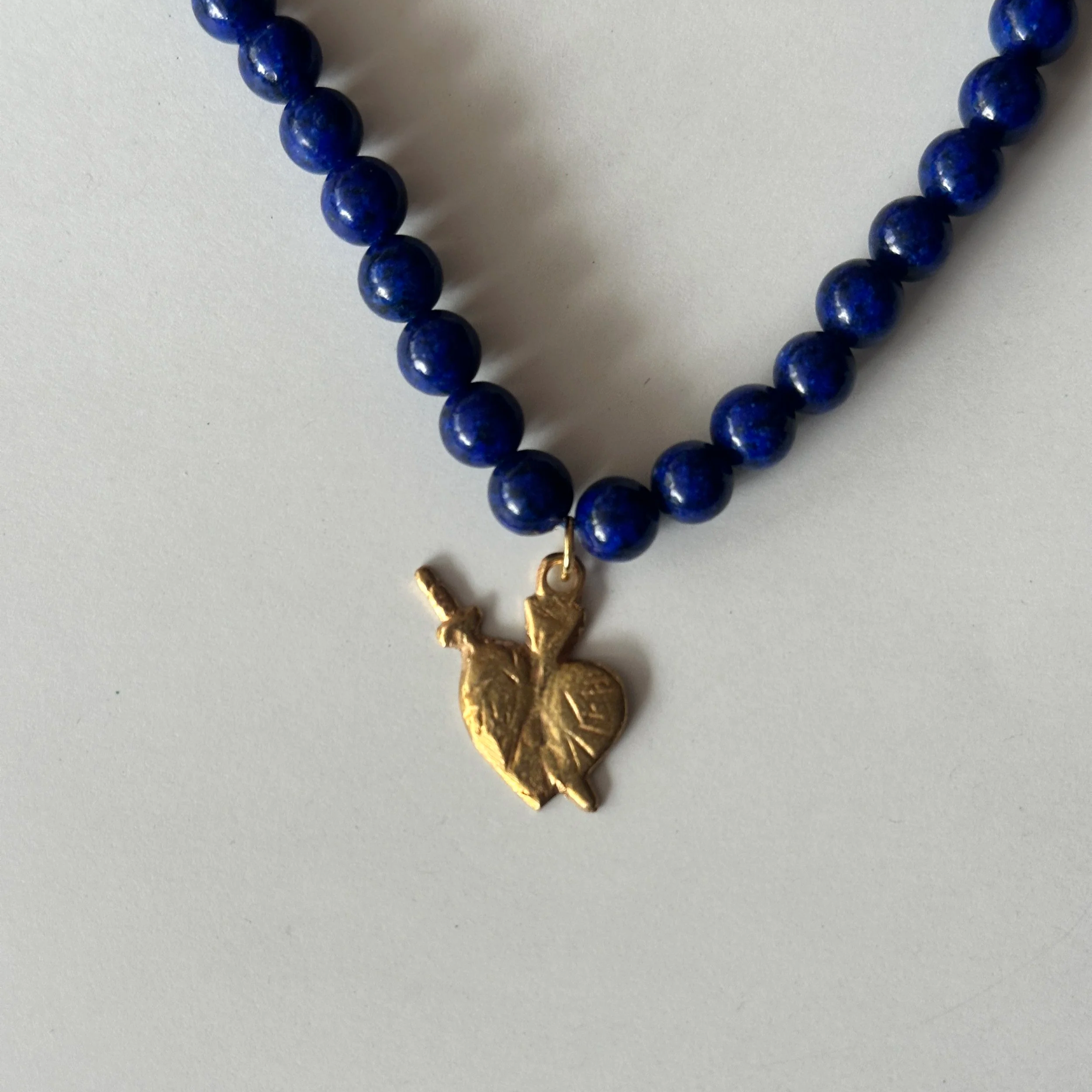Collar piedra y milagro DORADO con Lapislázuli y Corazon con espada (copia)