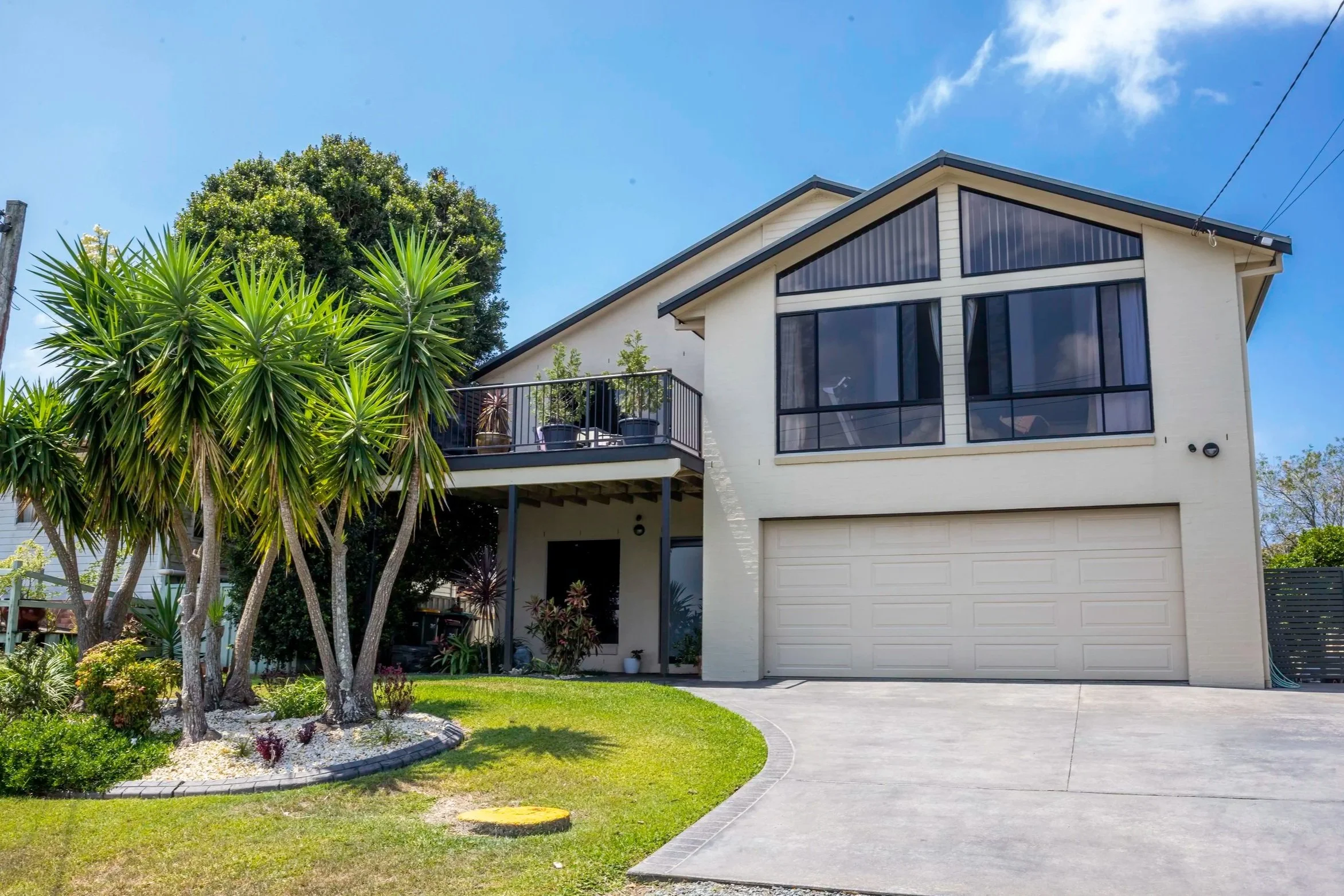 house realestate agent sold