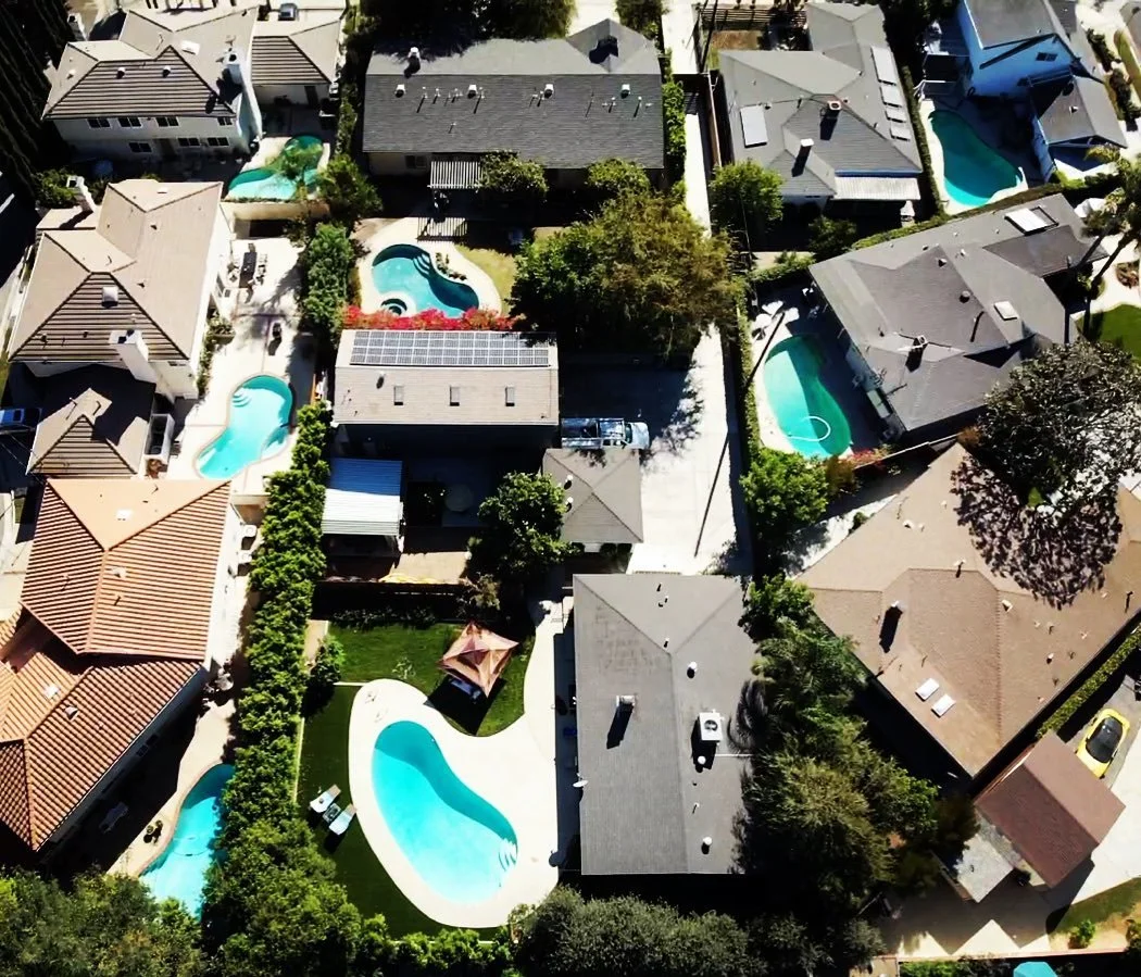 Welcome to The Valley! Where you&rsquo;ll find seven pools within a few hundred feet of each other 😂 Oh, the solar on top of the Laughlin Plumbing workshop looks great too 🌞