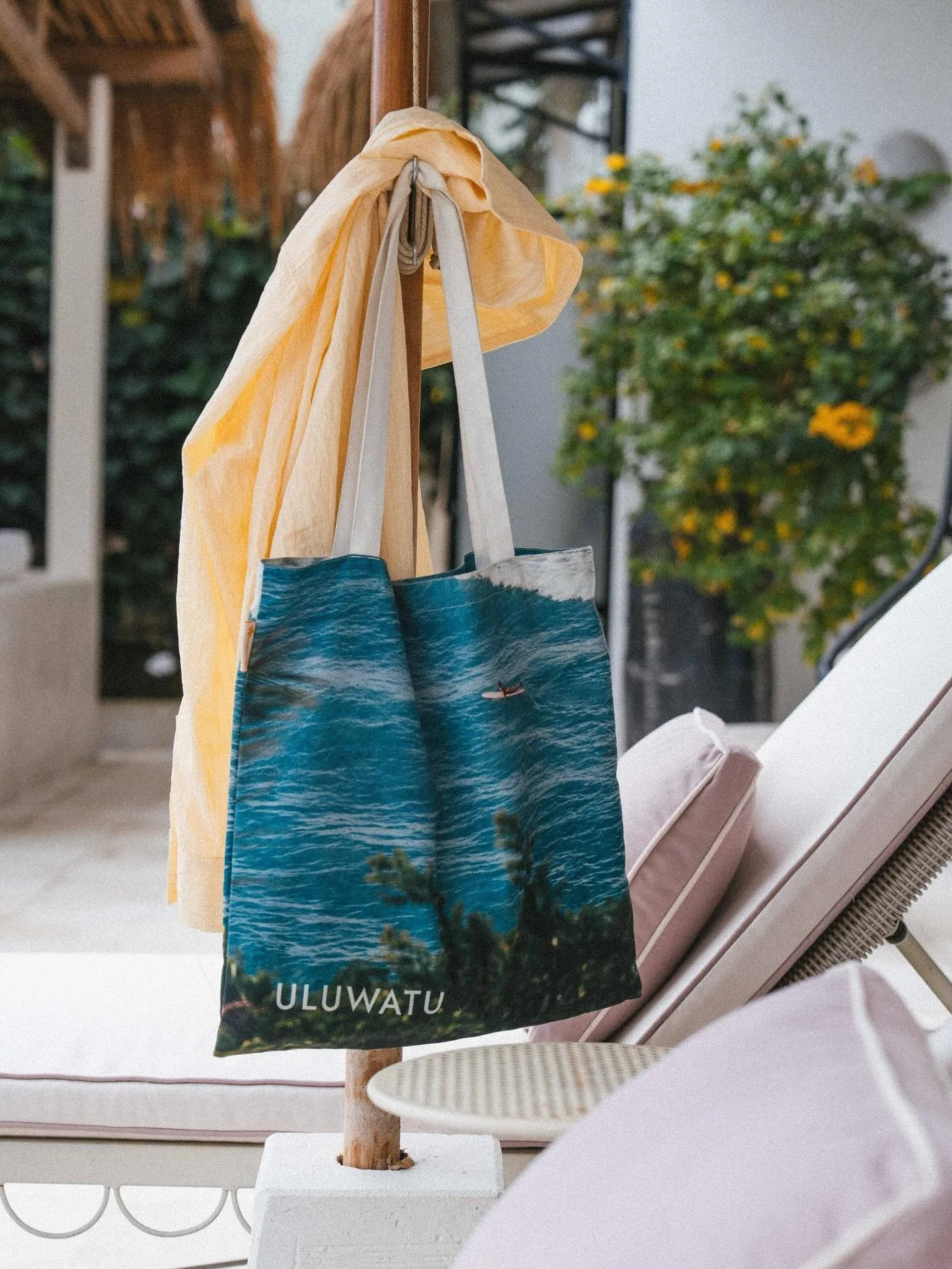BALI FREEDOM 🌞 it&rsquo;s more than just a tote bag.It&rsquo;s a suspended moment, captured through the lens of J. Maruch in Uluwatu. @maruchephoto 
A surfer gliding free, carried by the waves and the sun.
That&rsquo;s the true spirit of Bali.
Now i