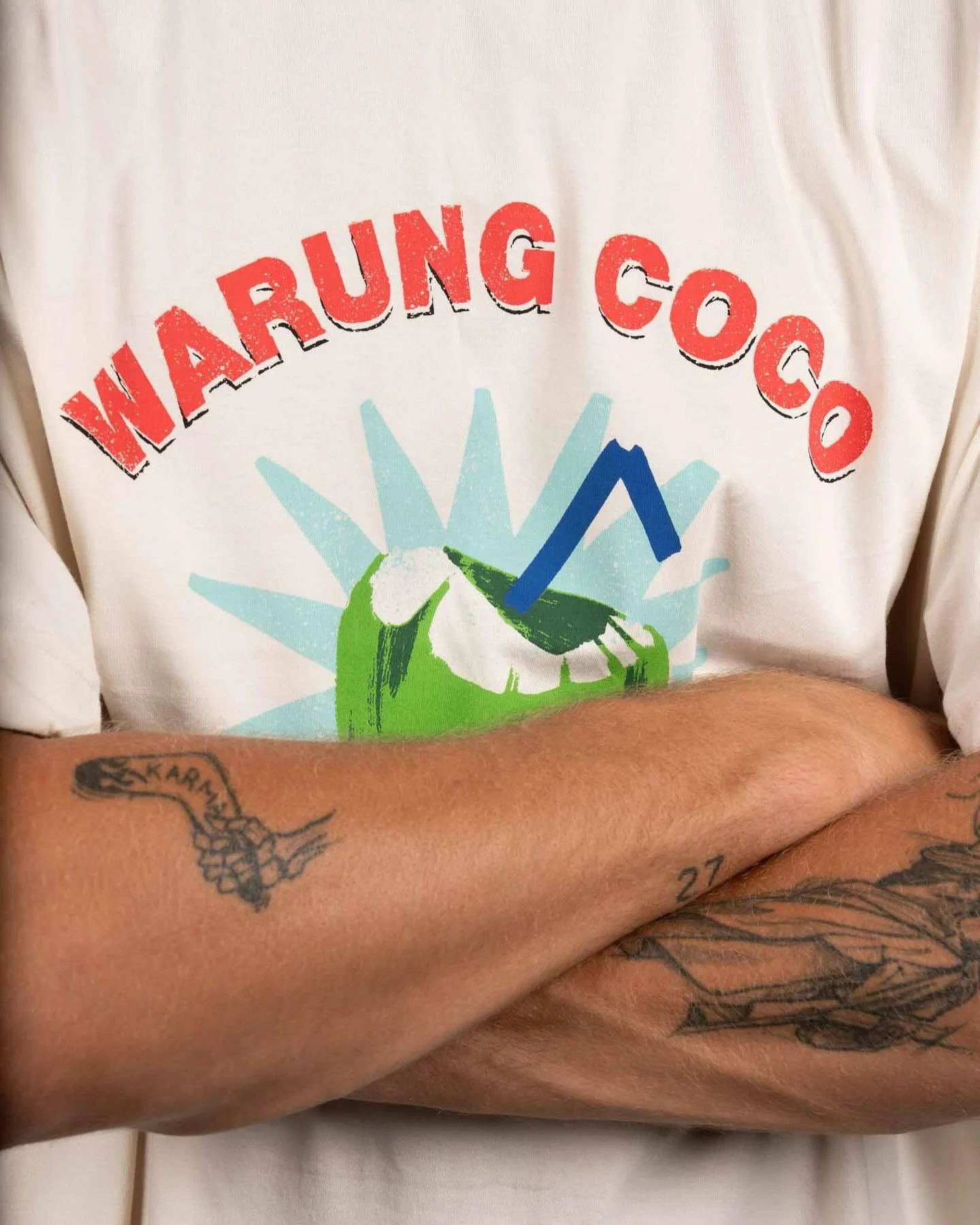 A little nostalgic for authentic Bali, we wanted to create a t-shirt with a true vintage feel, both in its colors and its style.
On the front, a big coconut with Warung Coco written loud and proud.
On the back, our Holiday Menu with the real old-scho