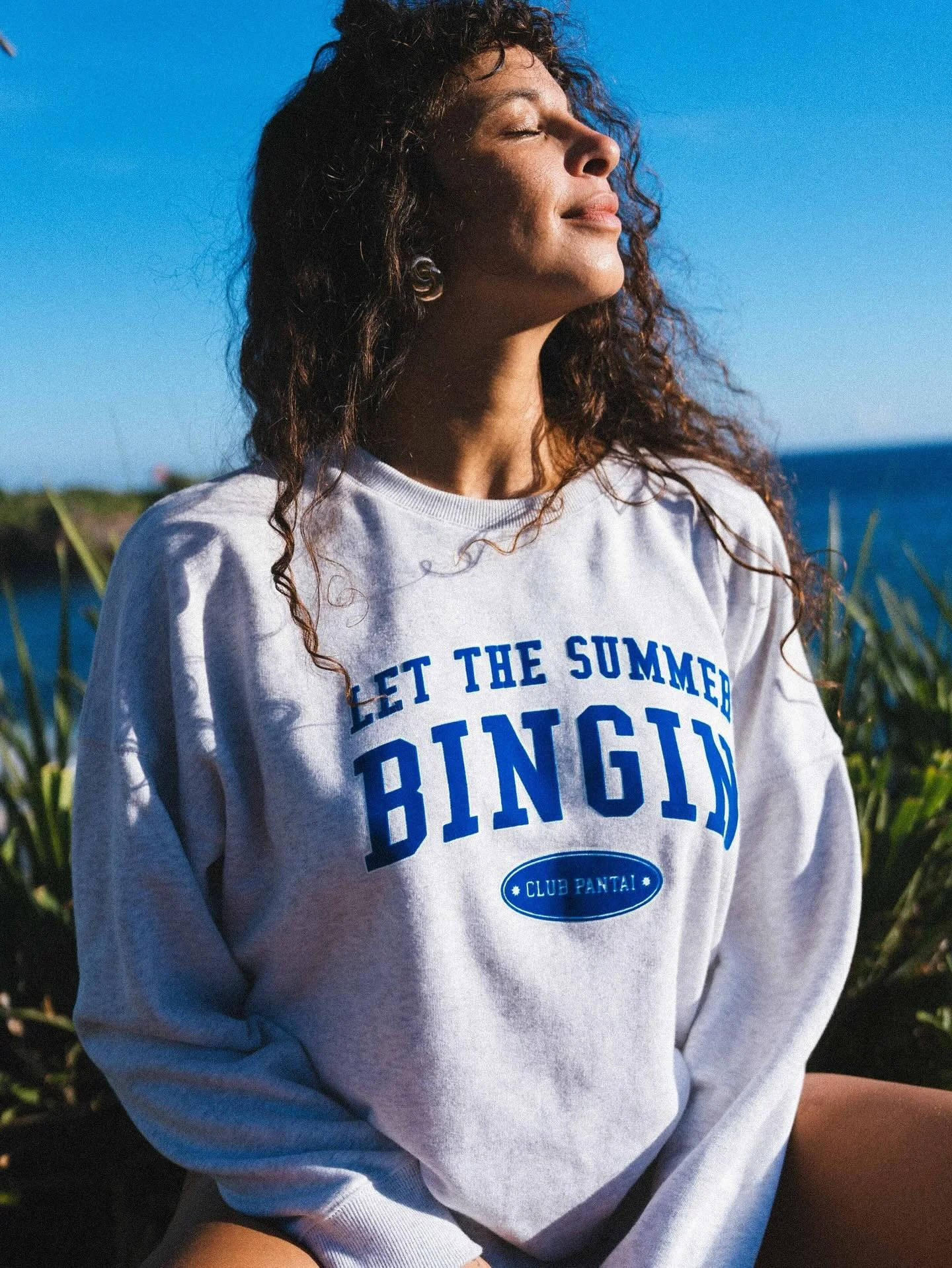 💙 Tribute to Bingin 💙
Our Let The Summer Bingin sweater pays tribute to the iconic village perched on Bali&rsquo;s cliffs.
Detail in blue velvet flocking.

Made from ultra-soft cotton, it&rsquo;s the perfect piece for late nights on the beach or lo
