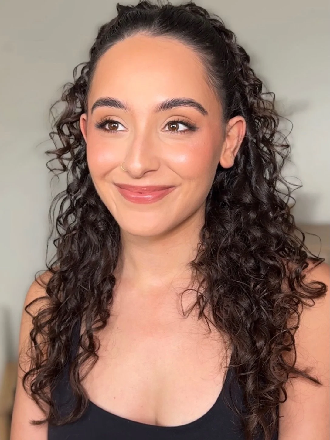 Madelyn was my last event in studio client of the year as I&rsquo;ll be taking some time off for the holidays 🎄🫶. We created this soft glam for her engagement party. Her request was a soft eye in warm browns and reddish blush and lipstick. In order