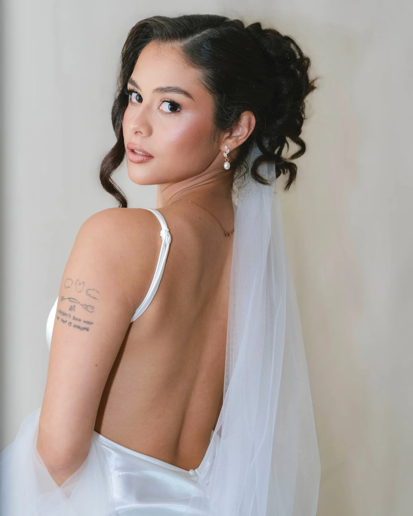 When you receive the professional photos 🥹🫶

Photography by @madeby33films 
Hair by @hair.n.gel 
Model @ladyblue.av

#sydneybridalmakeupartist #sydneyweddingmakeupartist 
#bridalmakeupandhair