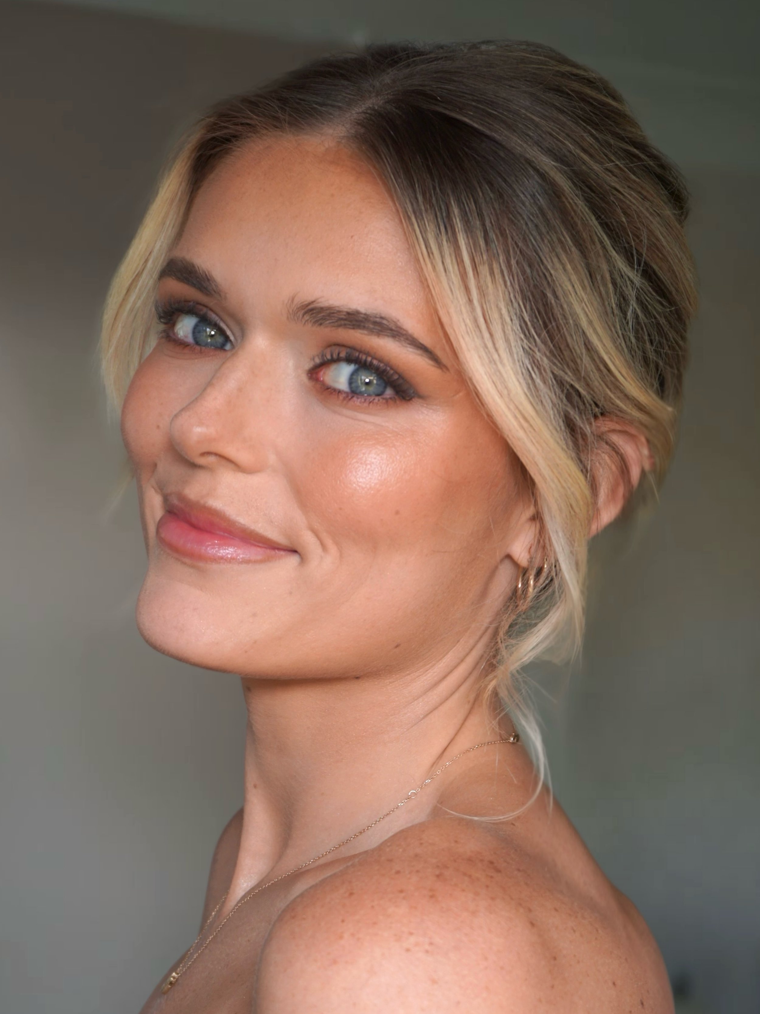 I woke up like this bridal soft glam. Inspired by @kristinagasperasacademy&rsquo;s look 🤍

Wanted to create a more effortless look for brides who want to look like themselves just bronzy and glowy 

Been playing with new techniques starting the skin