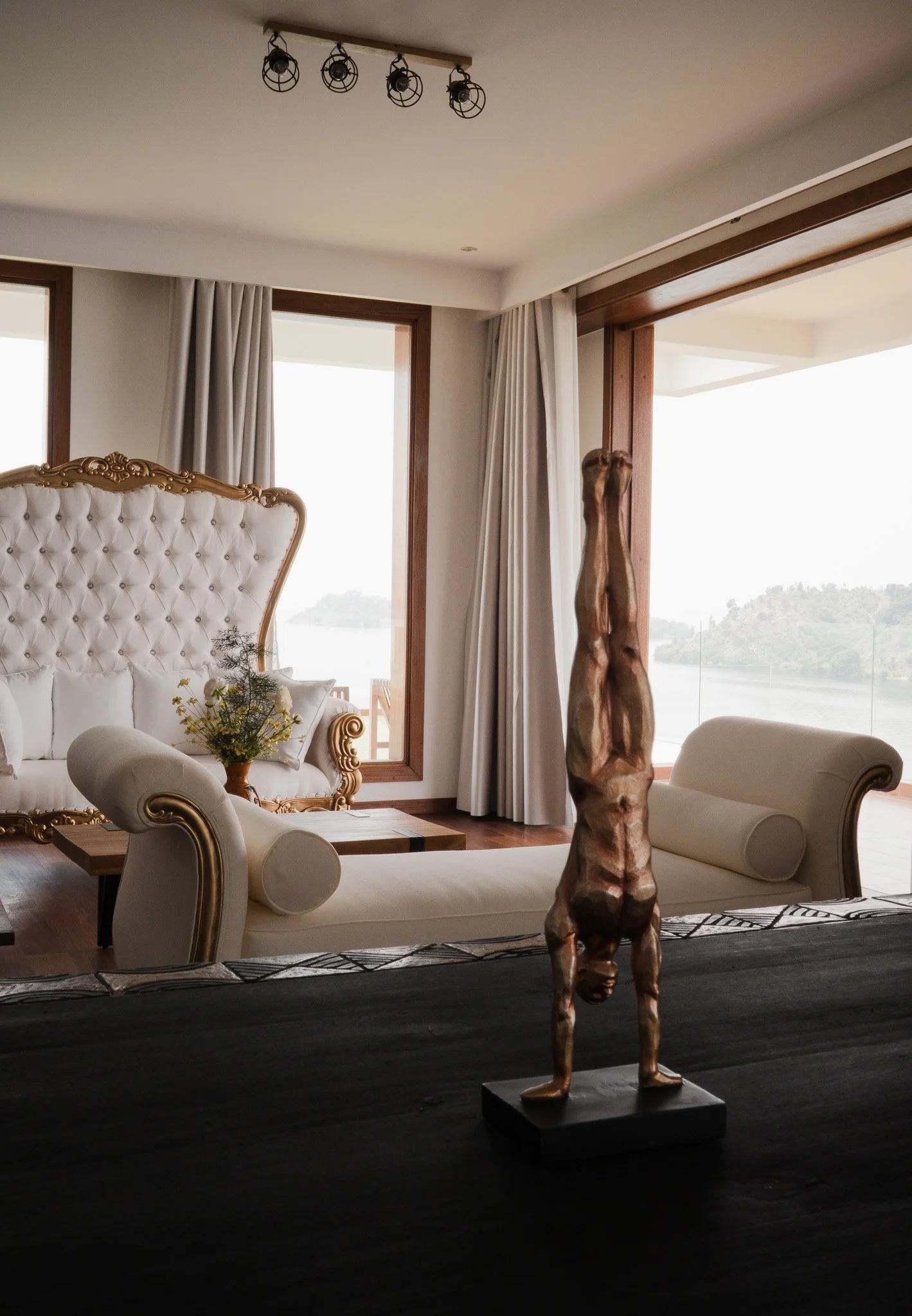 ✨ Where simplicity meets sophistication: experience the calm of our King Suite at Umurobyi Lodge. Reserve your stay now.

 #boutiquehotel #slowtravel #visitrwanda #umurobyilodge #lakekivu #eastafrica #luxuryhotel