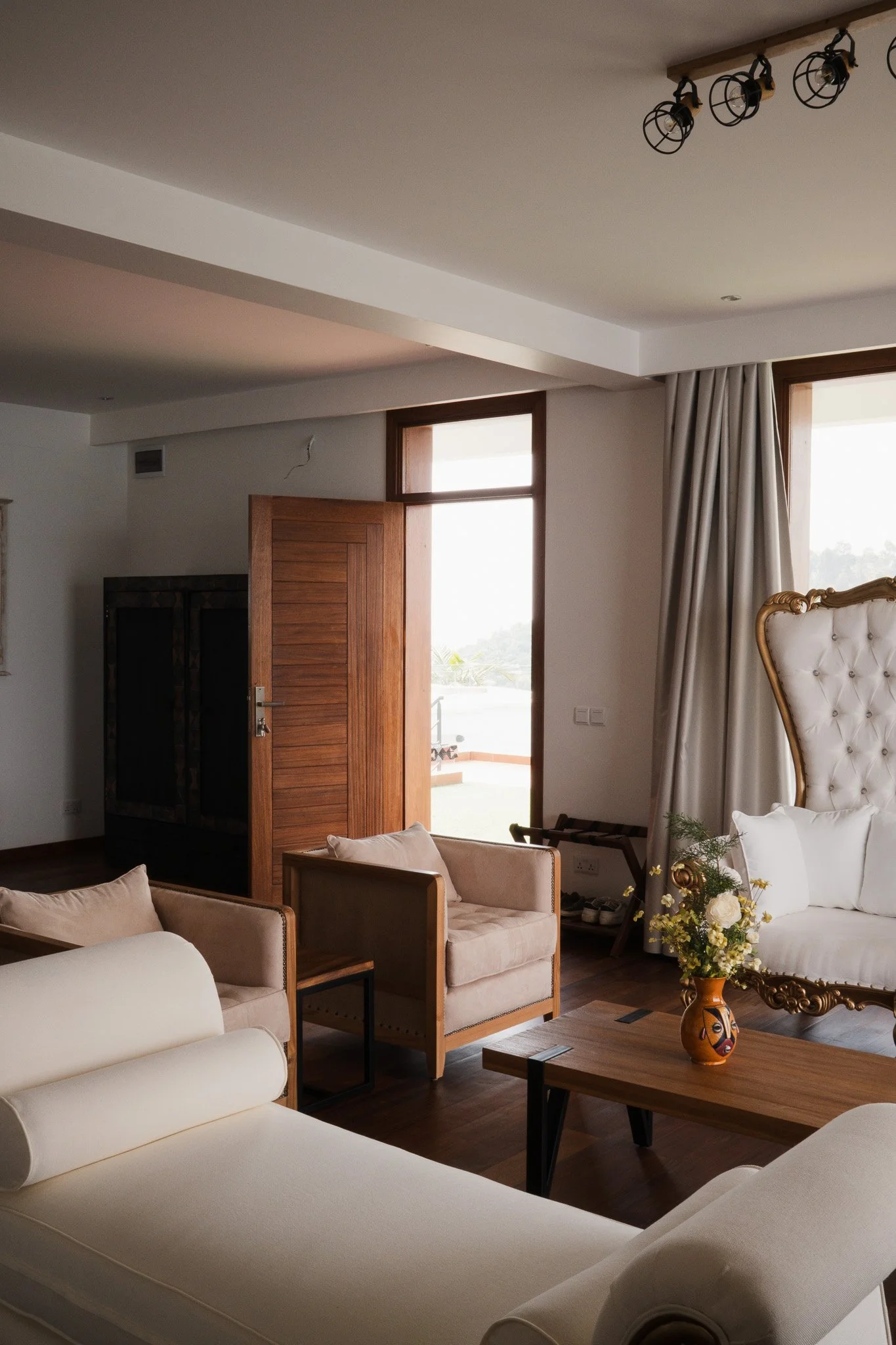 The King Suite at Umurobyi Lodge... where space, serenity, and elegance meet.
Wake up to uninterrupted views of Lake Kivu, soft natural light, and absolute calm.
Designed for those who seek comfort without compromise. ✨

A stay you&rsquo;ll never for