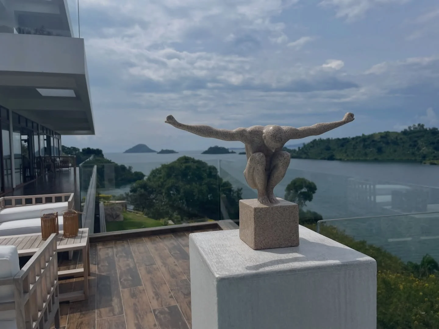 Where the hills meet the water, and time slows down. 🌿
After days of adventure across Rwanda&rsquo;s stunning landscapes, Umurobyi Lodge on Lake Kivu is where you exhale. Infinity pool, dramatic lake views, and the gentle sound of wooden boats glidi